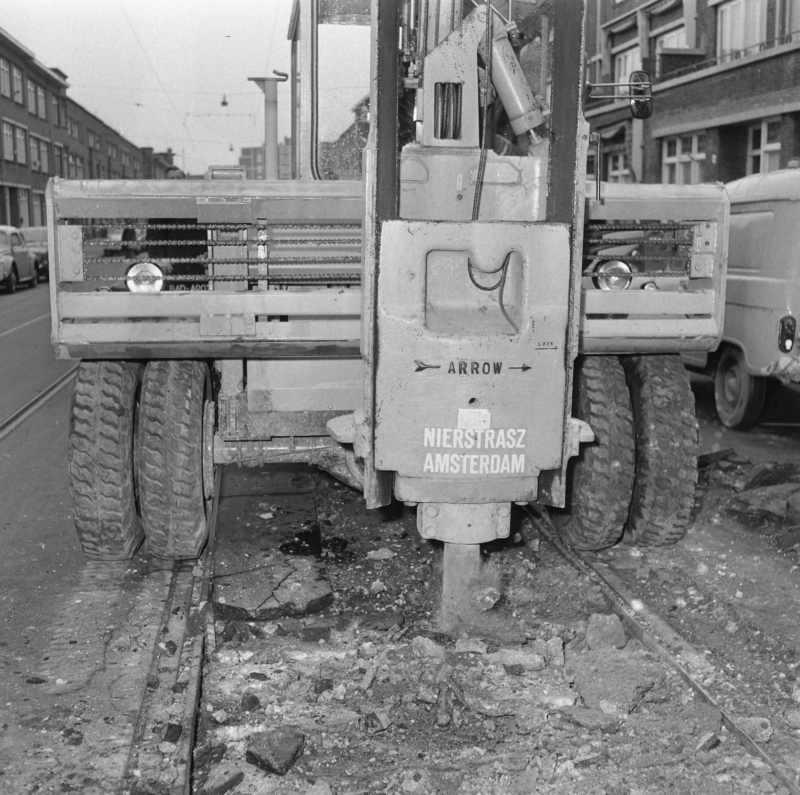 Fotocollectie Anefo — Opdracht Nierstratz, betonsplijtmachine in Den Haag — Foto: Voets, Jan / Anefo. Licentie: Set B: Rechtenvrij / Publiek Domein. Bron: Nationaal Archief. http://hdl.handle.net/10648/aae06ffc-d0b4-102d-bcf8-003048976d84
