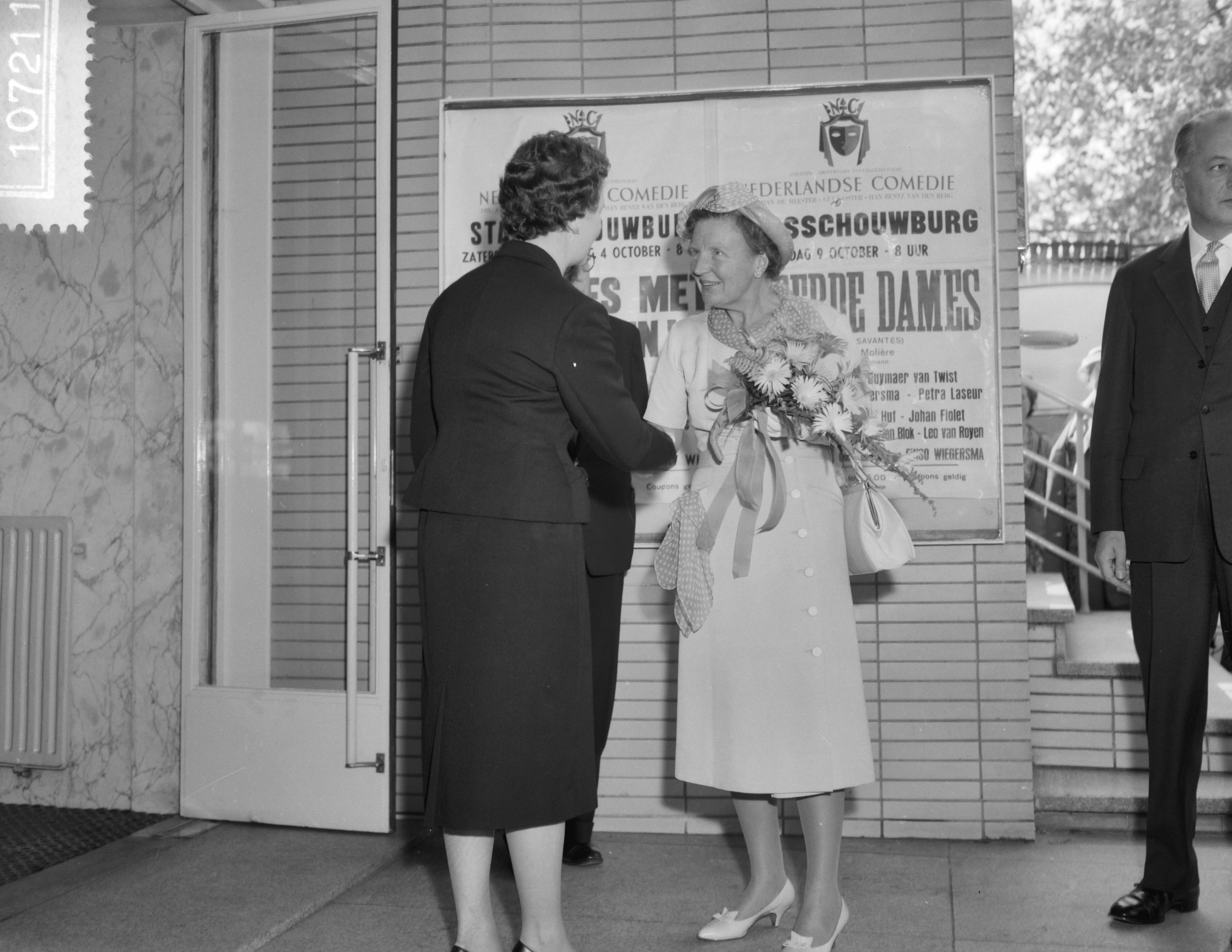 Fotocollectie Anefo — Koningin Juliana is aanwezig bij de viering van het 10-jarig bestaan van het Nederlands Gesprek Centrum te Utrecht — Foto: Rossem, Wim van / Anefo. Licentie: Set B: Rechtenvrij / Publiek Domein. Bron: Nationaal Archief. http://hdl.handle.net/10648/a99f02ca-d0b4-102d-bcf8-003048976d84