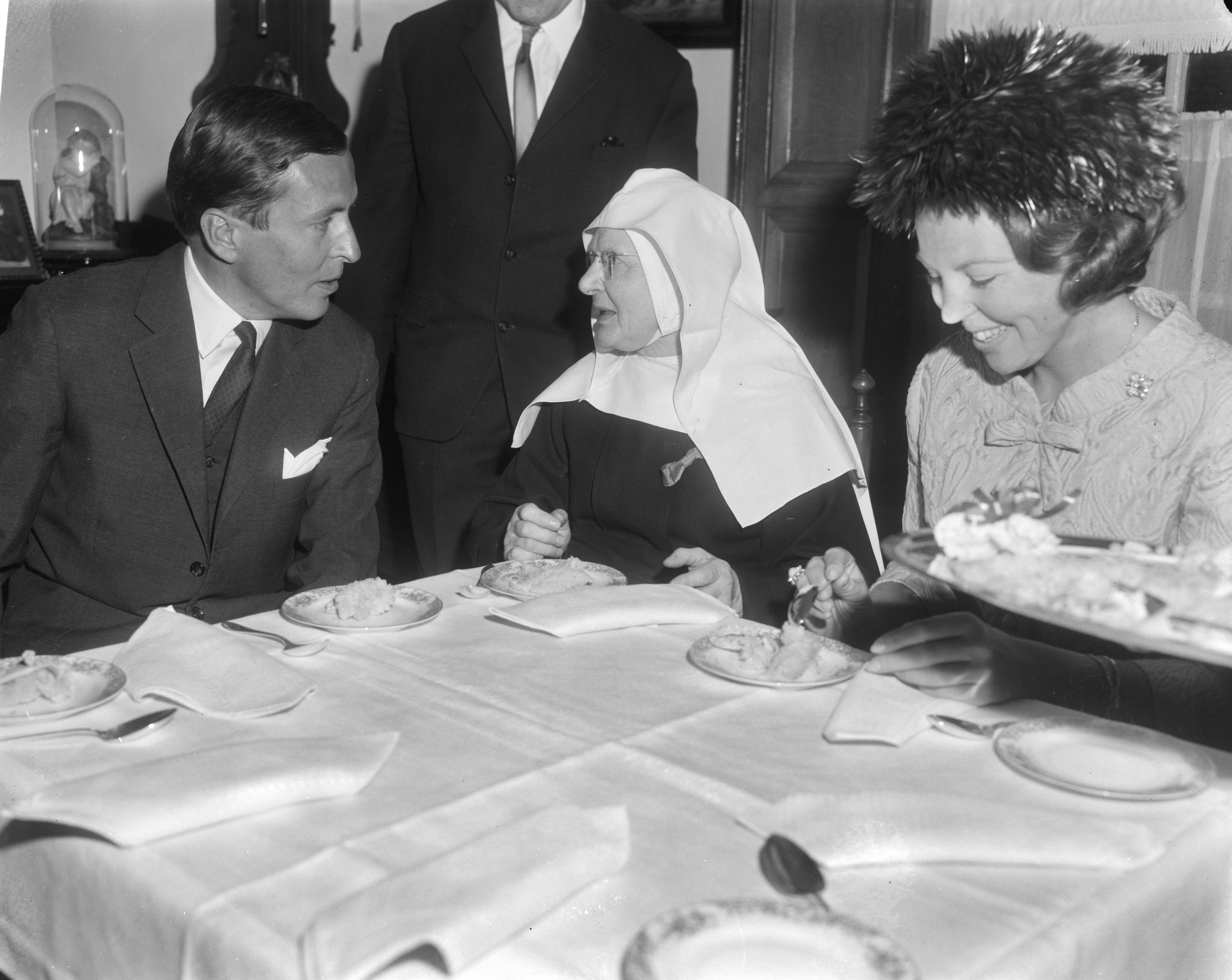 Fotocollectie Anefo — Prinses Beatrix en prins Claus brachten bezoek aan Bre da in het Begijnhof — Foto: Bilsen, Joop van / Anefo. Licentie: Set B: Rechtenvrij / Publiek Domein. Bron: Nationaal Archief. http://hdl.handle.net/10648/aaeb8c84-d0b4-102d-bcf8-003048976d84