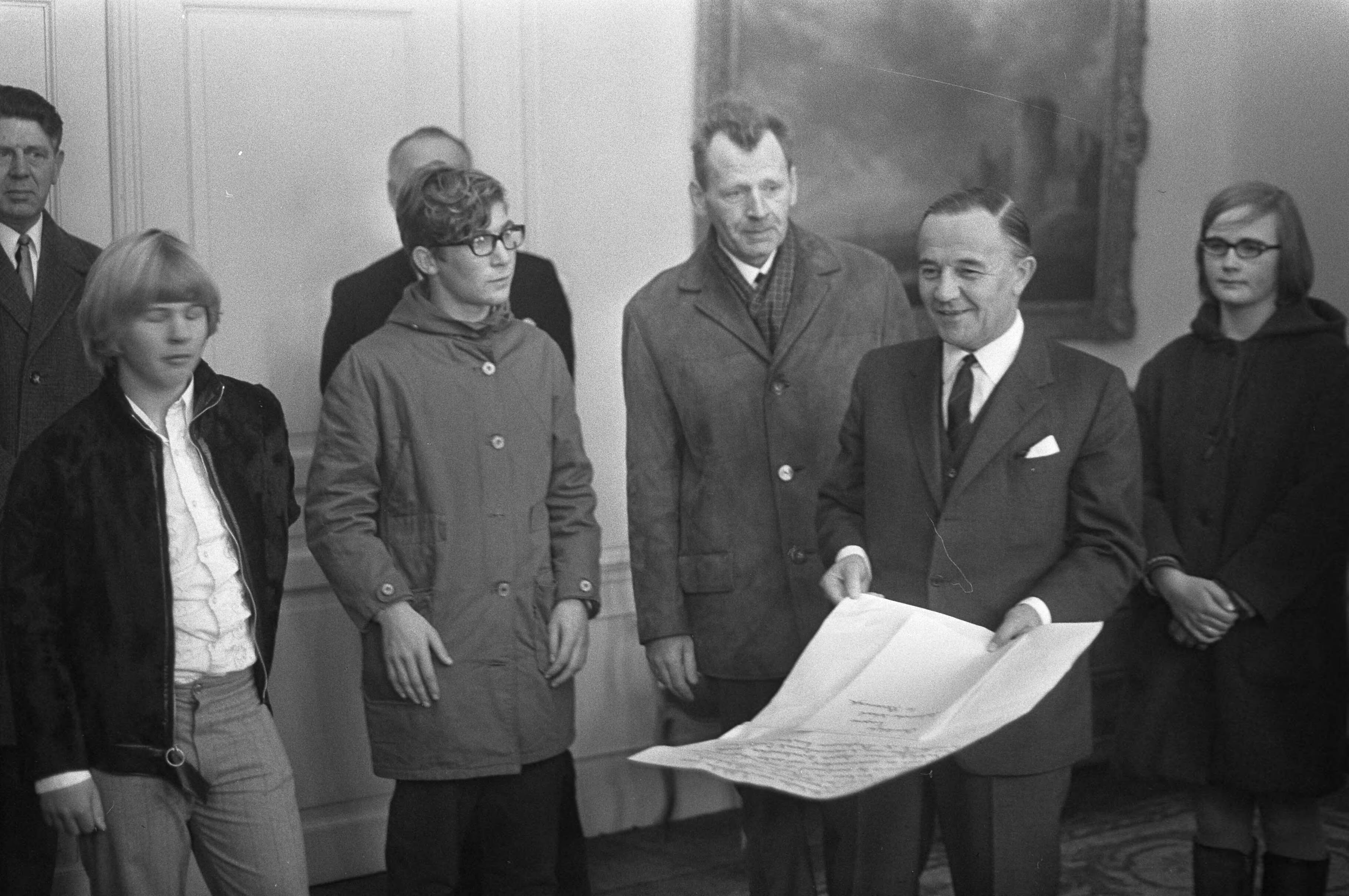Fotocollectie Anefo — Ongeveer 10.000 kinderen van scholen uit het gehele land demonstreerden in Den Haag om de regering te herinneren aan de hongersnood in Biafra, aanbieden De Jong — Foto: Mieremet, Rob / Anefo. Licentie: Set B: Rechtenvrij / Publiek Domein. Bron: Nationaal Archief. http://hdl.handle.net/10648/ab825ec0-d0b4-102d-bcf8-003048976d84
