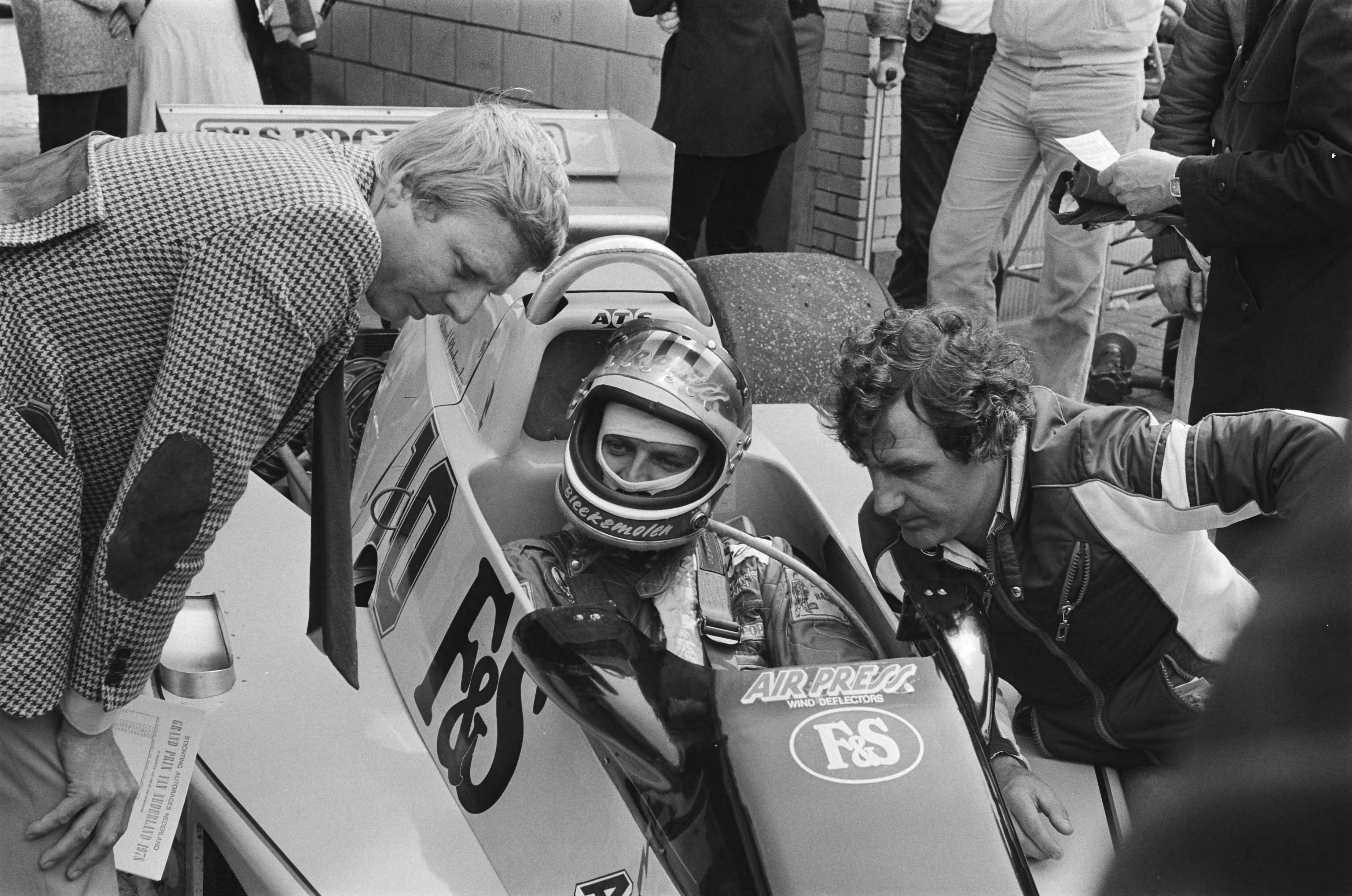 Fotocollectie Anefo — Training Grand Prix Zandvoort; Michel Bleekemolen (m) en Gijs van Lennep (l) en Toine Hezemans — Foto: Suyk, Koen / Anefo. Licentie: Set B: Rechtenvrij / Publiek Domein. Bron: Nationaal Archief. http://hdl.handle.net/10648/acbab544-d0b4-102d-bcf8-003048976d84