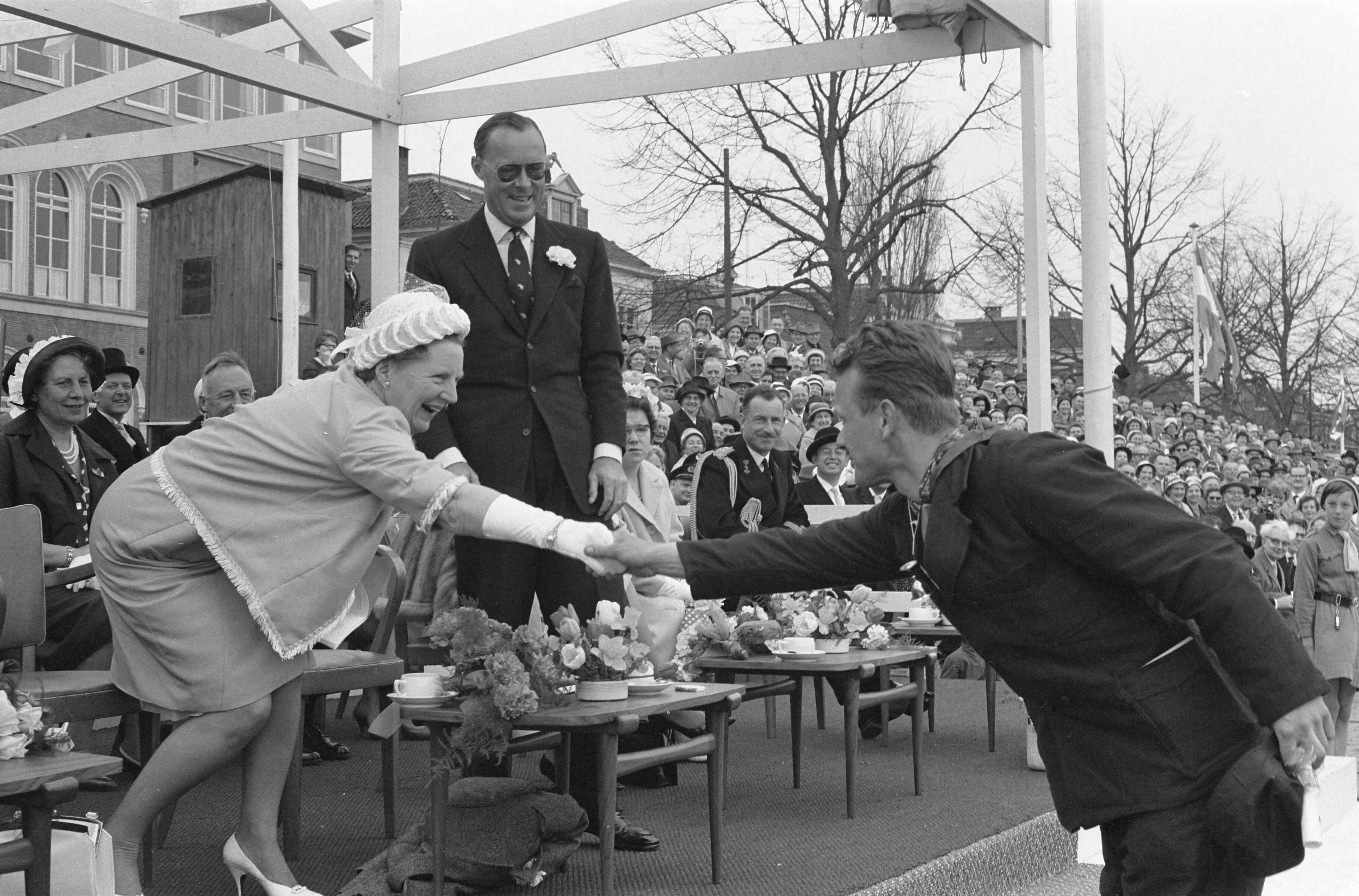 Koninklijk bezoek aan Groningen en Friesland (1962) — Koninklijk bezoek aan Leeuwarden — Foto: Pot, Harry / Anefo. Licentie: Set B: Rechtenvrij / Publiek Domein. Bron: Nationaal Archief. http://hdl.handle.net/10648/aa06dbd4-d0b4-102d-bcf8-003048976d84