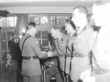 Fotocollectie Anefo — Prins Bernhard reikt op de "Zwaluwenberg" bij Hollandsche Rading prijzen uit aan de best geklasseerde officieren en onderofficieren die hebben deelgenomen aan de de 24-uurs-jeeprit op 5 en 6 november 1958. Uitreiking aan de officieren — Foto: Pot, Harry / Anefo. Licentie: Set B: Rechtenvrij / Publiek Domein. Bron: Nationaal Archief. http://hdl.handle.net/10648/a989beba-d0b4-102d-bcf8-003048976d84