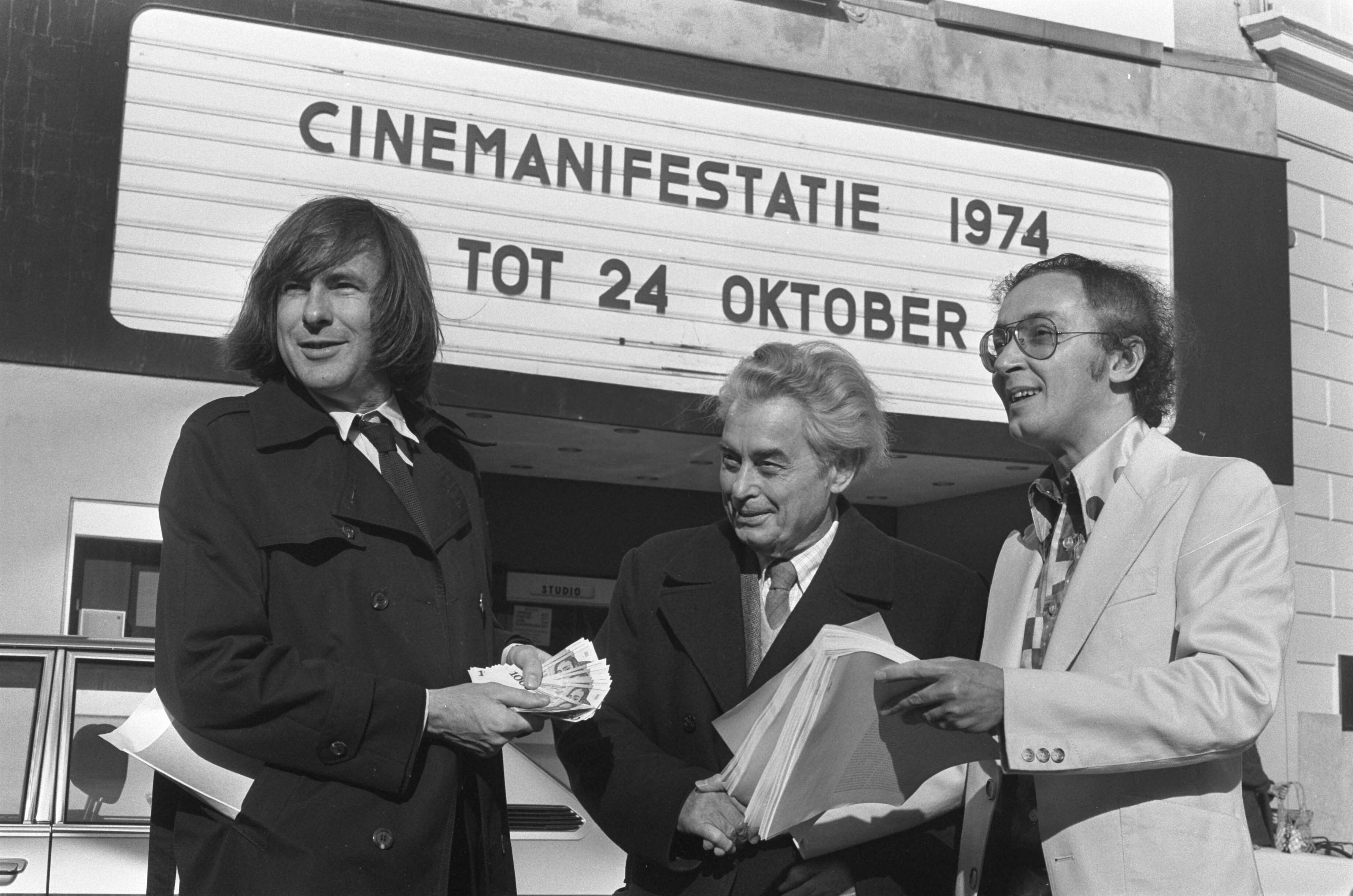Fotocollectie Anefo — "Pim en Wim" prijs voor Joris Ivens tijdens Cinemanifestatie in Utrecht; Wim Verstappen, Joris Ivens en Pim de la Parra (r) tijdens uitreiking — Foto: Verhoeff, Bert / Anefo. Licentie: Set B: Rechtenvrij / Publiek Domein. Bron: Nationaal Archief. http://hdl.handle.net/10648/ac582ca8-d0b4-102d-bcf8-003048976d84