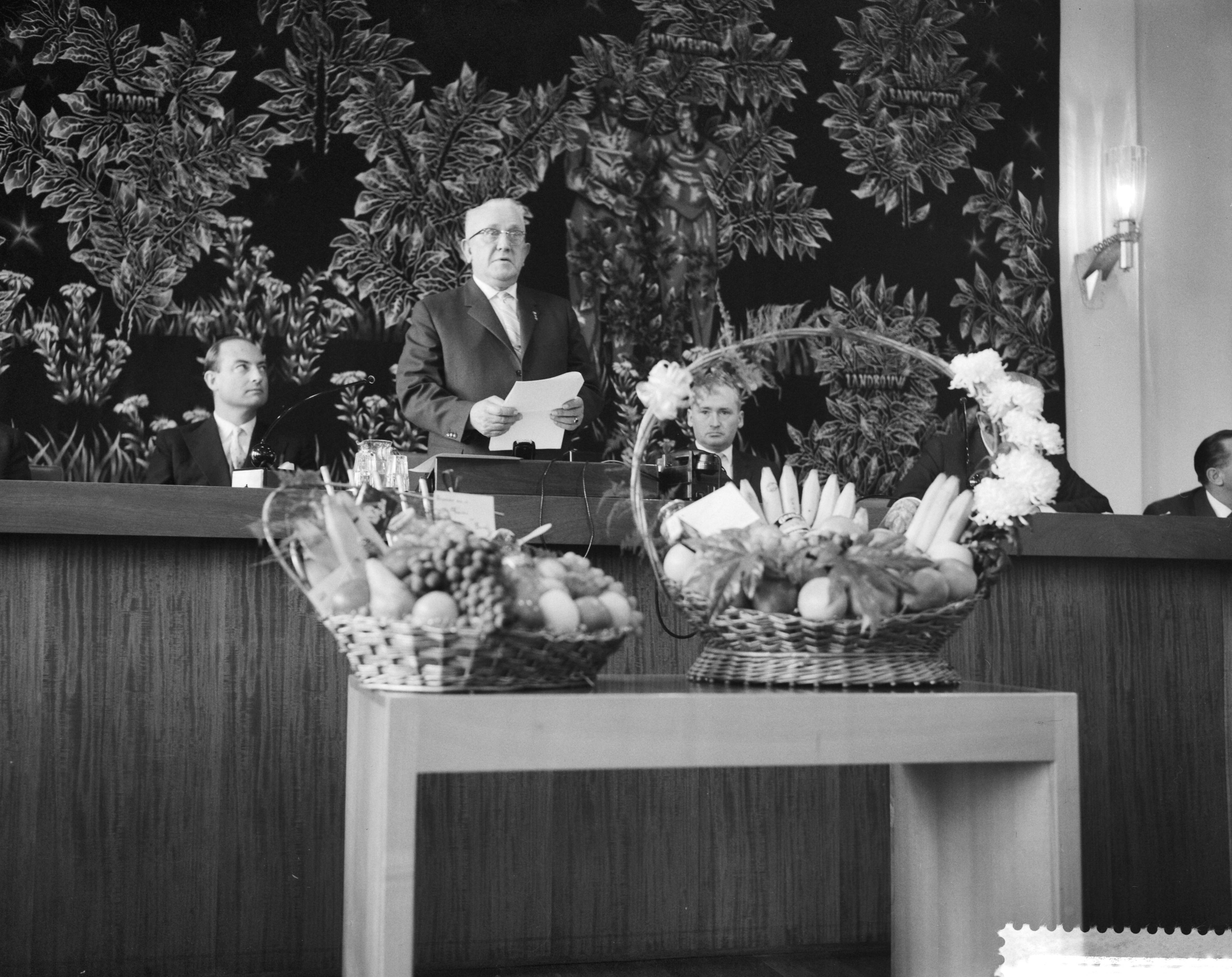 Fotocollectie Anefo — Eerste openbare vergadering Bedrijfsschap van Aardappelen, Groenten en Fruit te Den Haag, overzicht van de bestuurstafel — Foto: Behrens, Herbert F. / Anefo. Licentie: Set B: Rechtenvrij / Publiek Domein. Bron: Nationaal Archief. http://hdl.handle.net/10648/a9a159da-d0b4-102d-bcf8-003048976d84