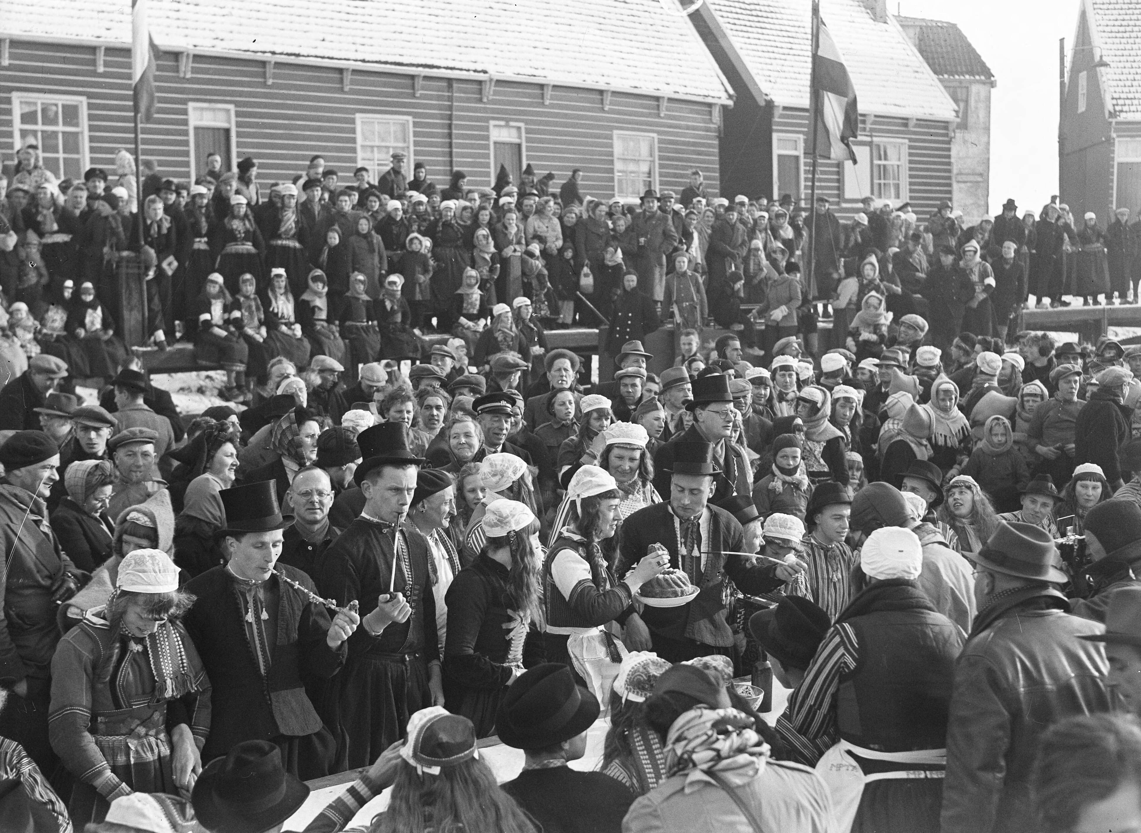 Fotocollectie Anefo — Marken. Bruiloft. Het eten van een tulband door het bruisdpaar — Foto: Sagers, Harry / Anefo. Licentie: Set B: Rechtenvrij / Publiek Domein. Bron: Nationaal Archief. http://hdl.handle.net/10648/a8a4d2c8-d0b4-102d-bcf8-003048976d84