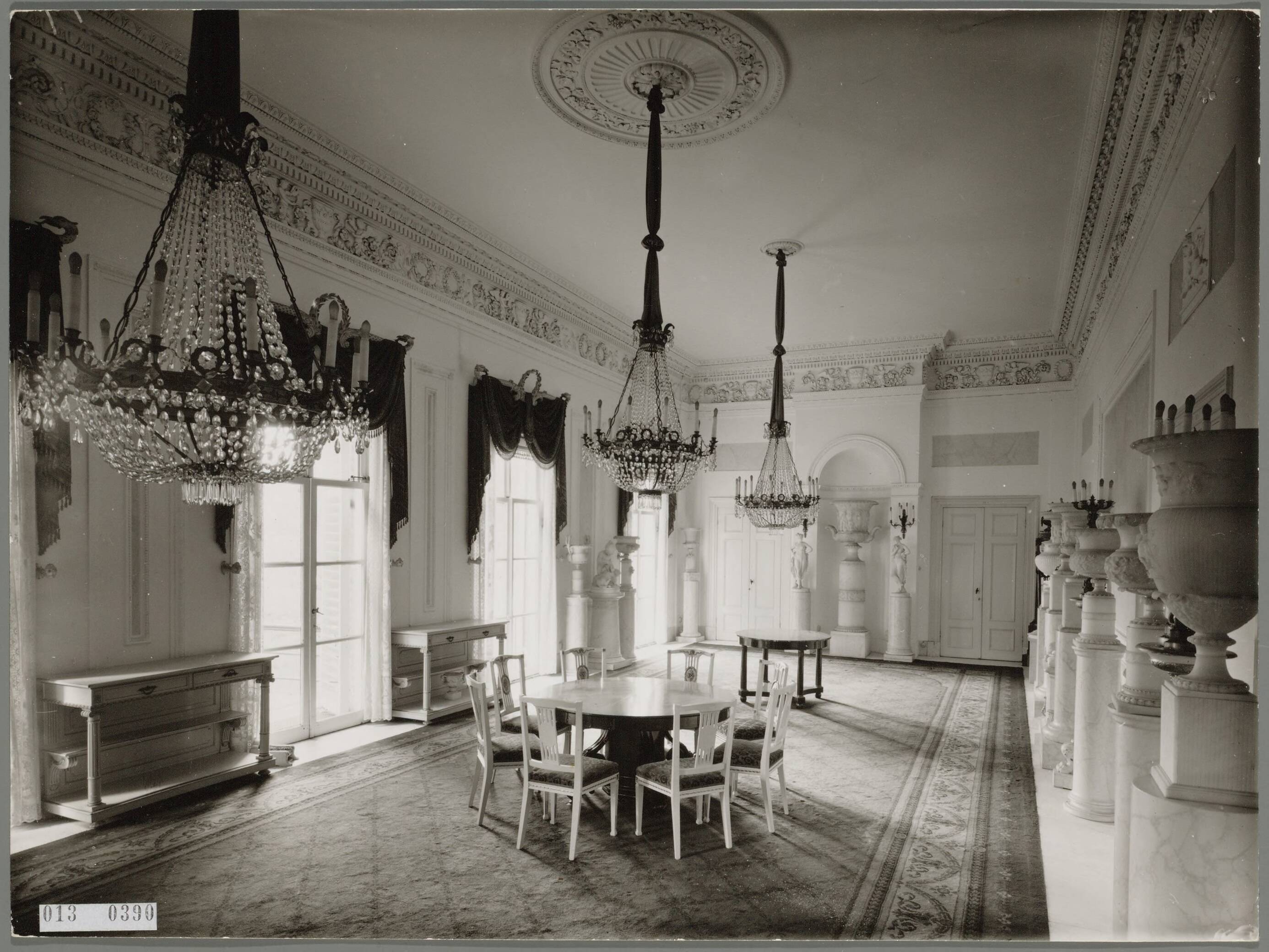 Paleis Soestdijk — Witte eetzaal hoofdgebouw — Foto: Onbekend / RVD. Licentie: Set B: Rechtenvrij / Publiek Domein. Bron: Nationaal Archief. http://hdl.handle.net/10648/afa8519e-d0b4-102d-bcf8-003048976d84