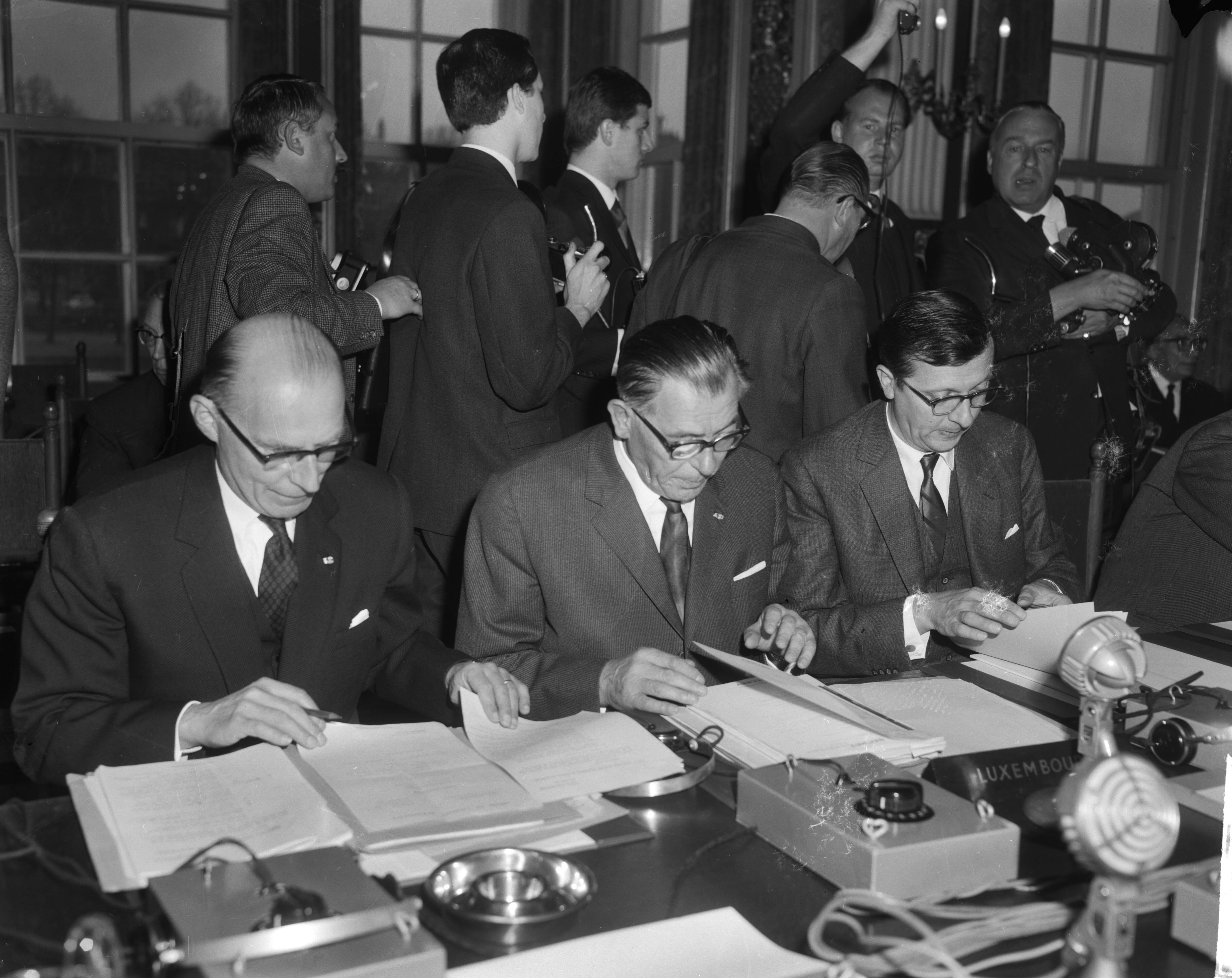 Fotocollectie Anefo — Ministersconferentie van de West Europese Unie in Den Haag. Delegatie Luxemburg met in het midden minister Eugène Schaus — Foto: Bilsen, Joop van / Anefo. Licentie: Set B: Rechtenvrij / Publiek Domein. Bron: Nationaal Archief. http://hdl.handle.net/10648/aa4b42c4-d0b4-102d-bcf8-003048976d84