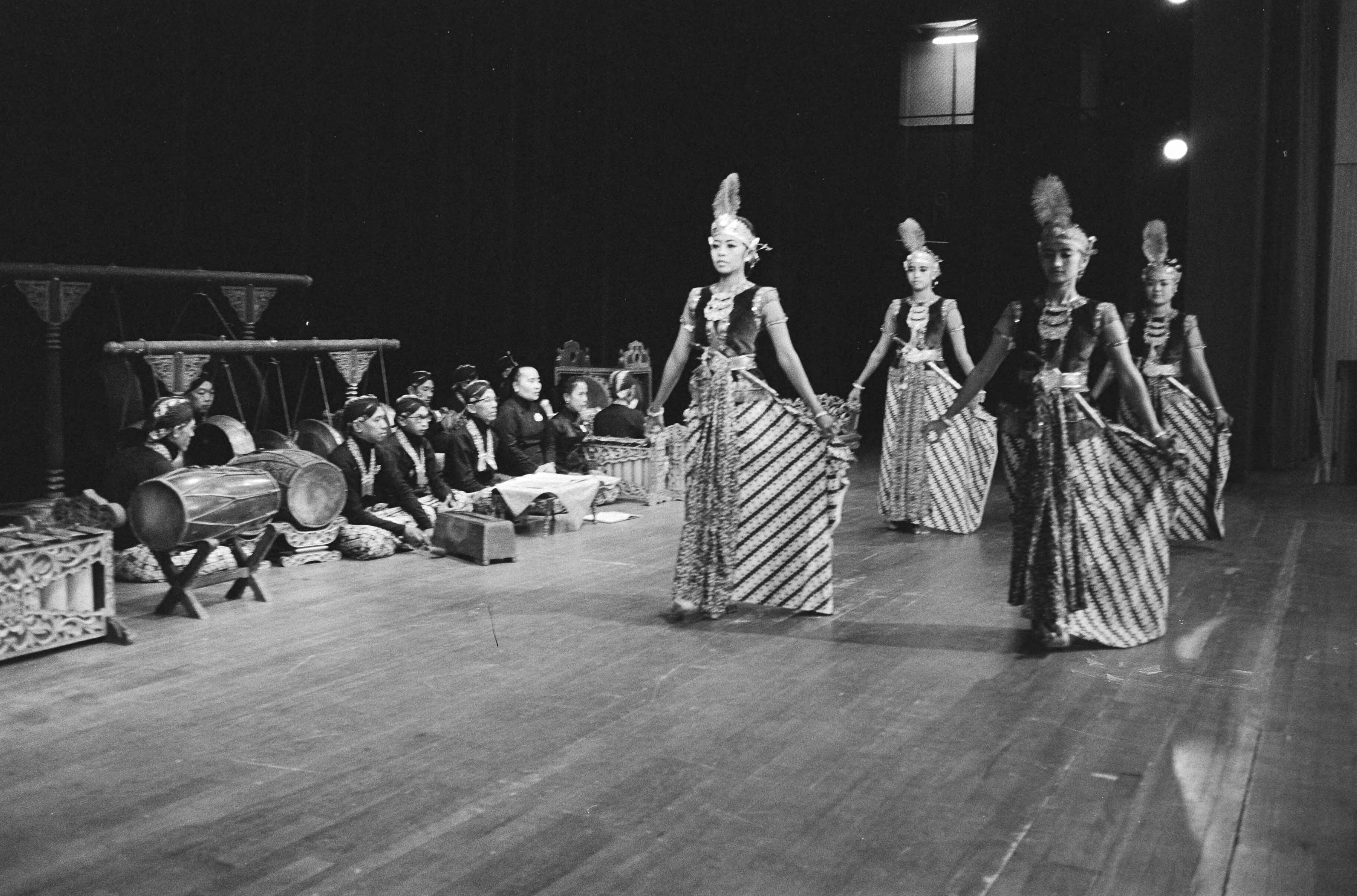 Repetitie voor een optreden in Den Haag van de Koninklijke Javaanse — Groep danseressen — Foto: Fotograaf Onbekend / Anefo. Licentie: Set B: Rechtenvrij / Publiek Domein. Bron: Nationaal Archief. http://hdl.handle.net/10648/abb995a2-d0b4-102d-bcf8-003048976d84