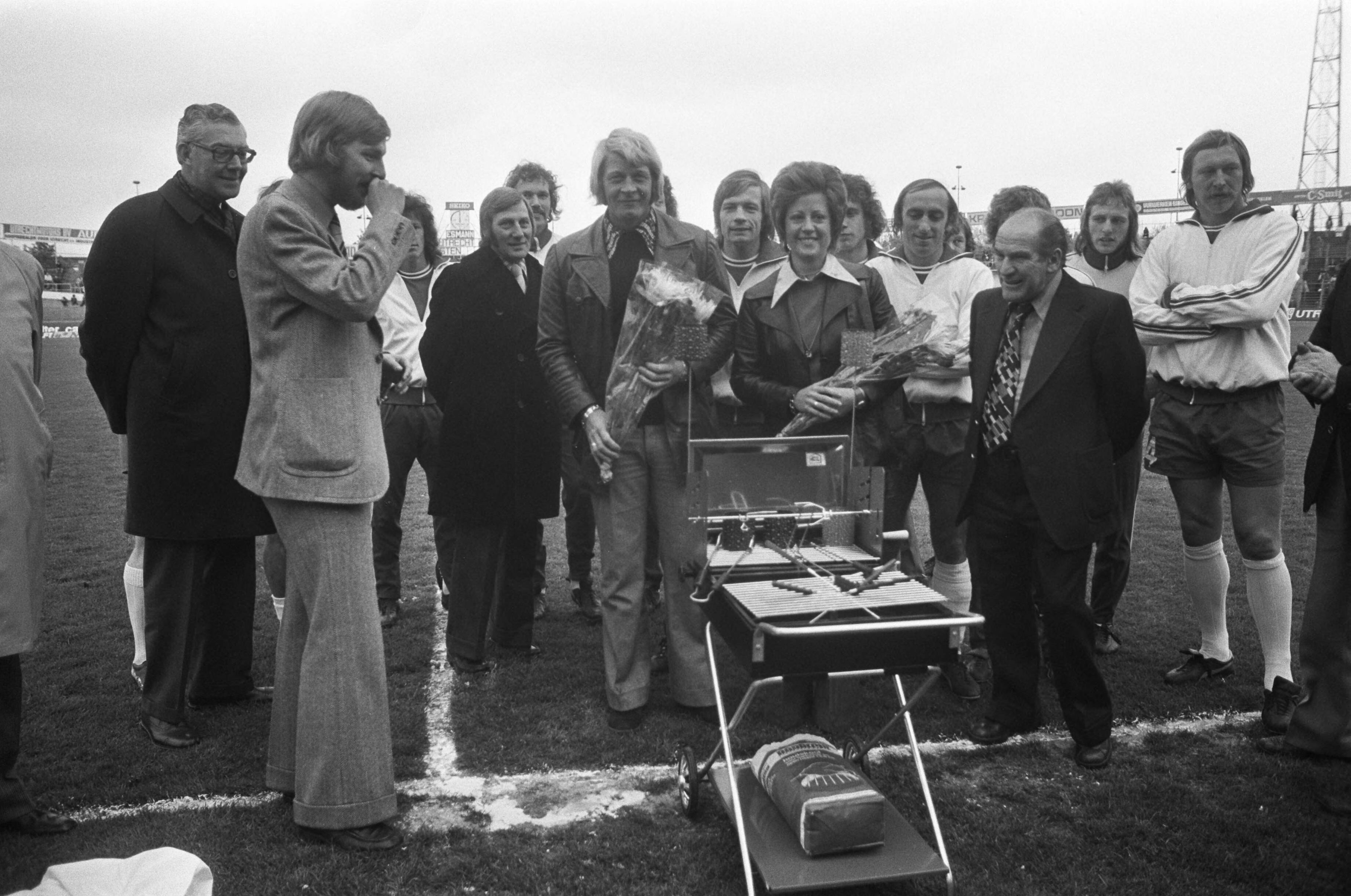Fotocollectie Anefo — FC Utrecht tegen FC Groningen 2-3, afscheidscadeau voor Utrecht-trainer Jacobs (met bloemen) — Foto: Peters, Hans / Anefo. Licentie: Set B: Rechtenvrij / Publiek Domein. Bron: Nationaal Archief. http://hdl.handle.net/10648/ac4a146a-d0b4-102d-bcf8-003048976d84