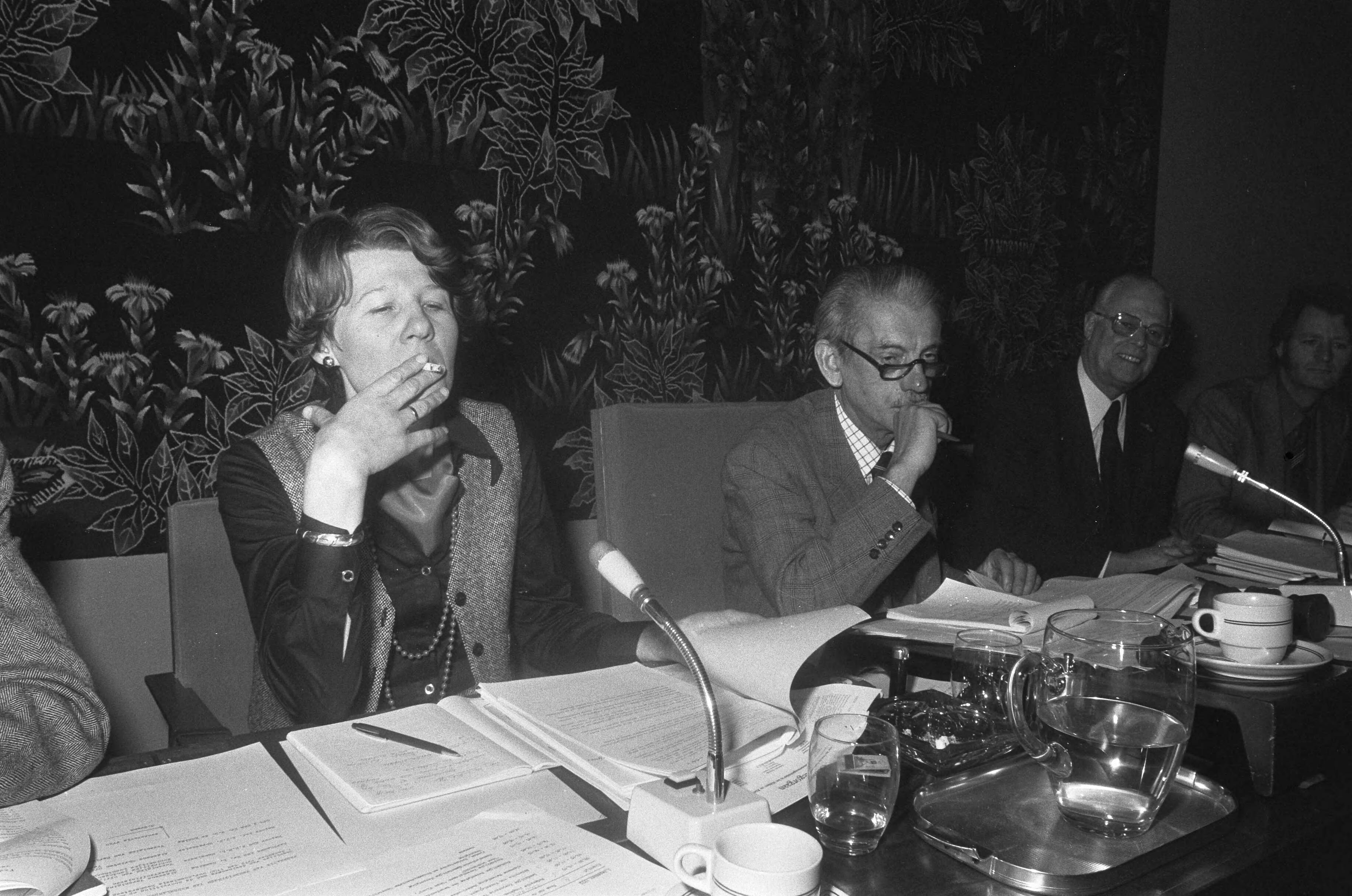 Fotocollectie Anefo — Hoorzitting staatscommissie Vrijwilligerslegers in SER-gebouw, Den Haag ; Momnersteeg (rechts) (oud . staatssecr. def.), mevr. P. Lodders-Elffrich — Foto: Peters, Hans / Anefo. Licentie: Set B: Rechtenvrij / Publiek Domein. Bron: Nationaal Archief. http://hdl.handle.net/10648/ac7881ce-d0b4-102d-bcf8-003048976d84