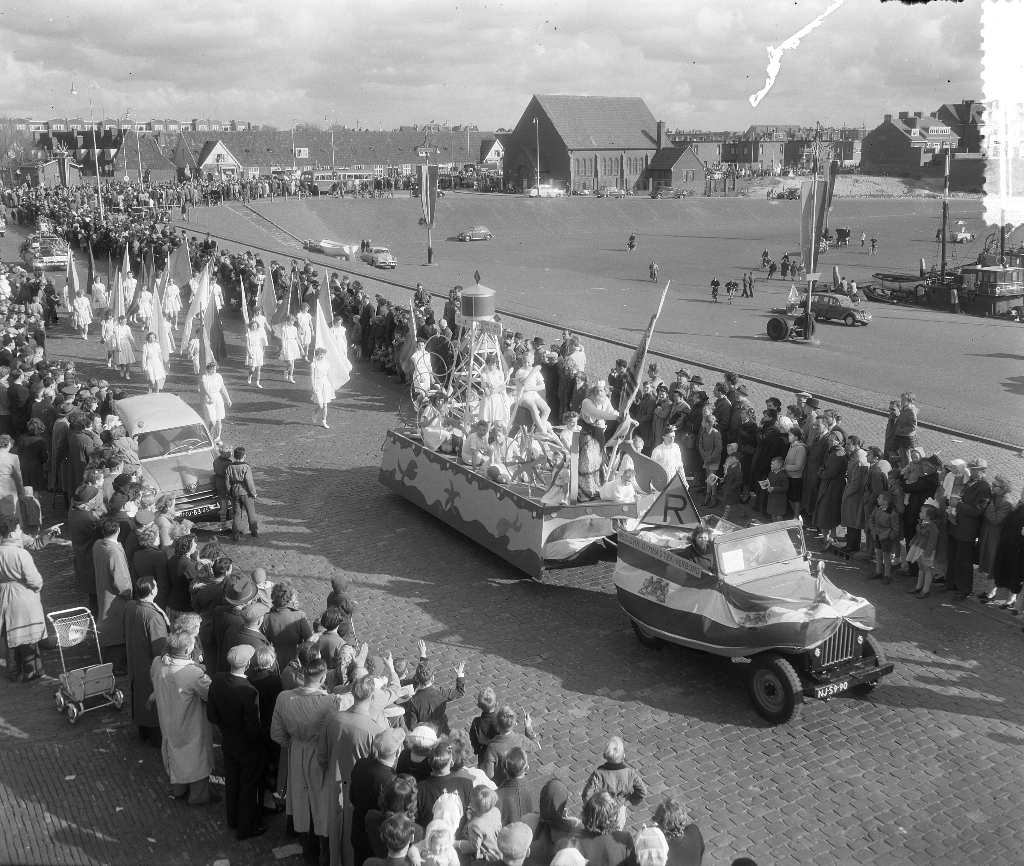 Fotocollectie Anefo — Vlaggetjesdag Scheveningen, vlootrevue en optocht — Foto: Rossem, Wim van / Anefo. Licentie: Set B: Rechtenvrij / Publiek Domein. Bron: Nationaal Archief. http://hdl.handle.net/10648/a935bad6-d0b4-102d-bcf8-003048976d84