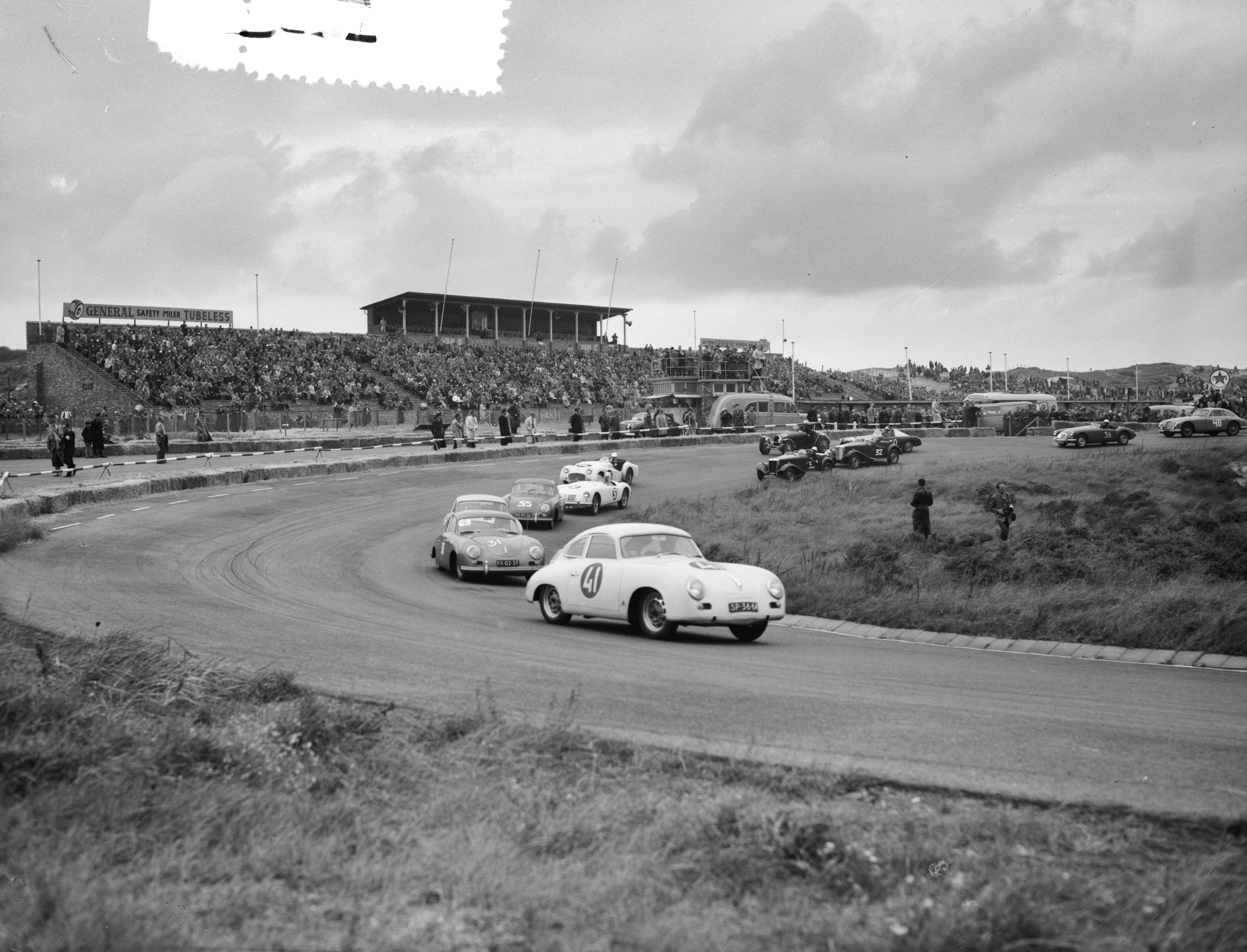 Fotocollectie Anefo — Autoraces en motorraces op het circuit van Zandvoort — Foto: Bilsen, Joop van / Anefo. Licentie: Set B: Rechtenvrij / Publiek Domein. Bron: Nationaal Archief. http://hdl.handle.net/10648/a94d8382-d0b4-102d-bcf8-003048976d84