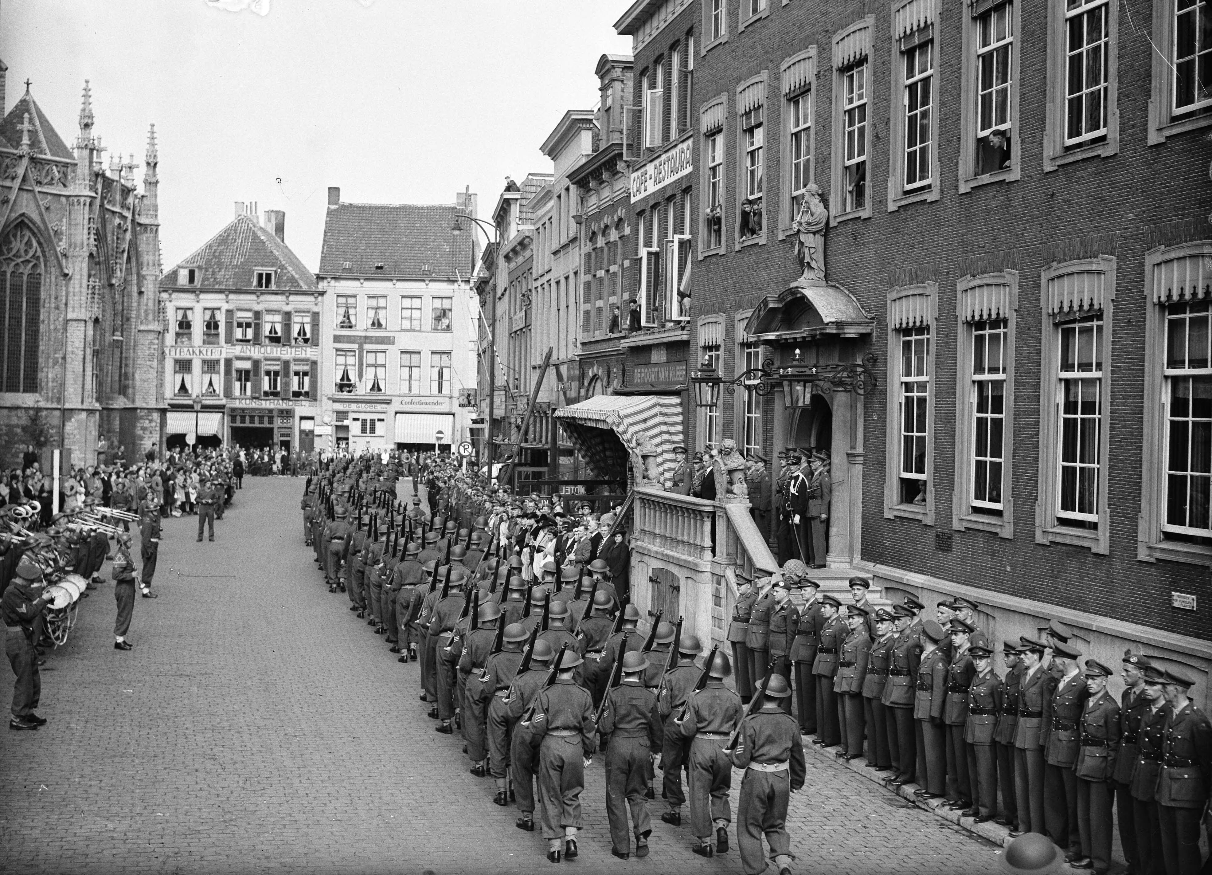 Fotocollectie Anefo — Afscheidsparade opleidingscursus Reserve-officieren Breda. Militair defilé in Breda, langs het stadhuis — Foto: Wisman, Bram / Anefo. Licentie: Set B: Rechtenvrij / Publiek Domein. Bron: Nationaal Archief. http://hdl.handle.net/10648/a8ad0088-d0b4-102d-bcf8-003048976d84