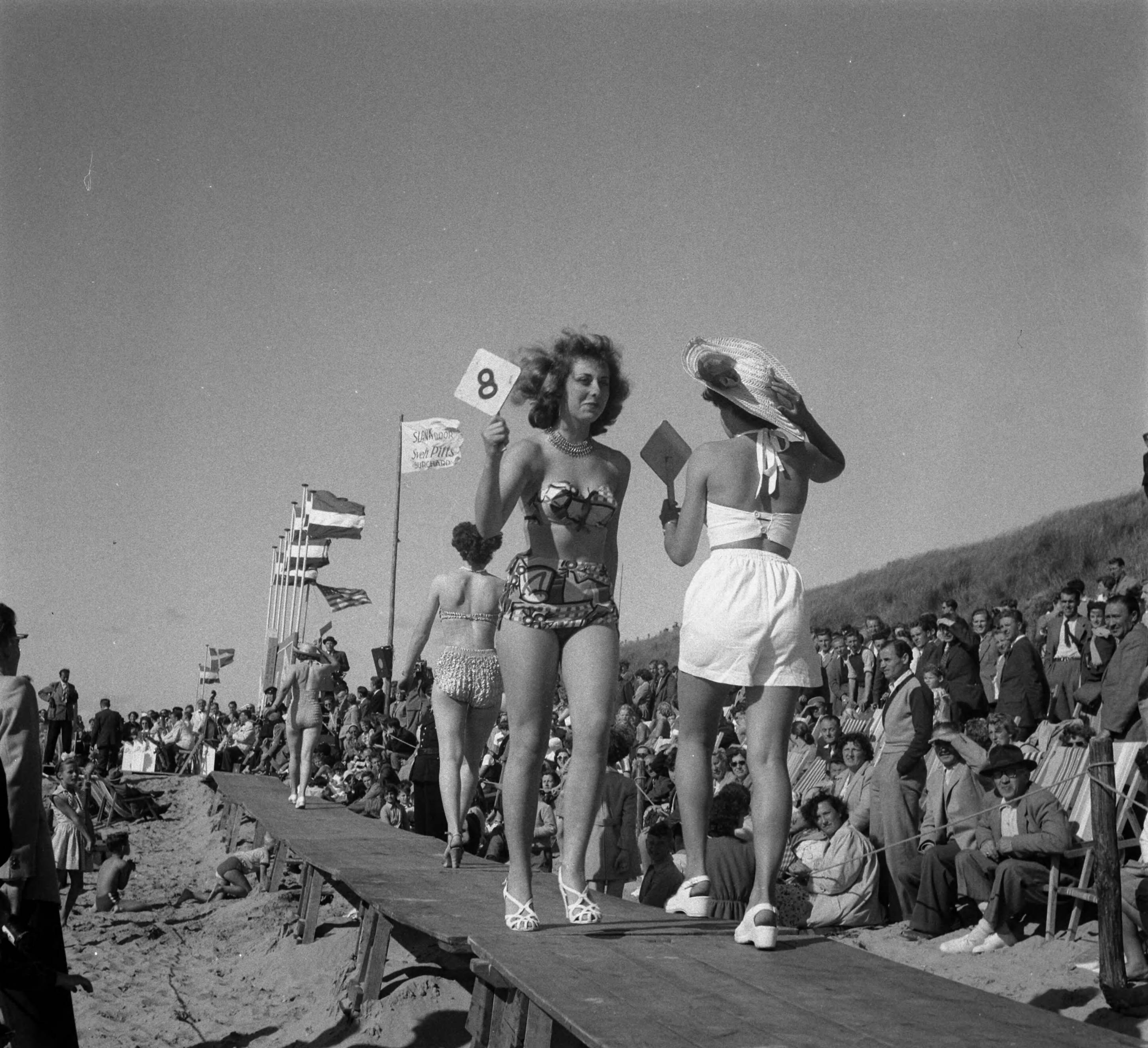 Miss Zandvoort — Verkiezing Miss Zandvoort; winnares Mimi Kok (17 jaar) [met nummer 8] — Foto: Pot, Harry / Anefo. Licentie: Set B: Rechtenvrij / Publiek Domein. Bron: Nationaal Archief. http://hdl.handle.net/10648/a8ed3676-d0b4-102d-bcf8-003048976d84