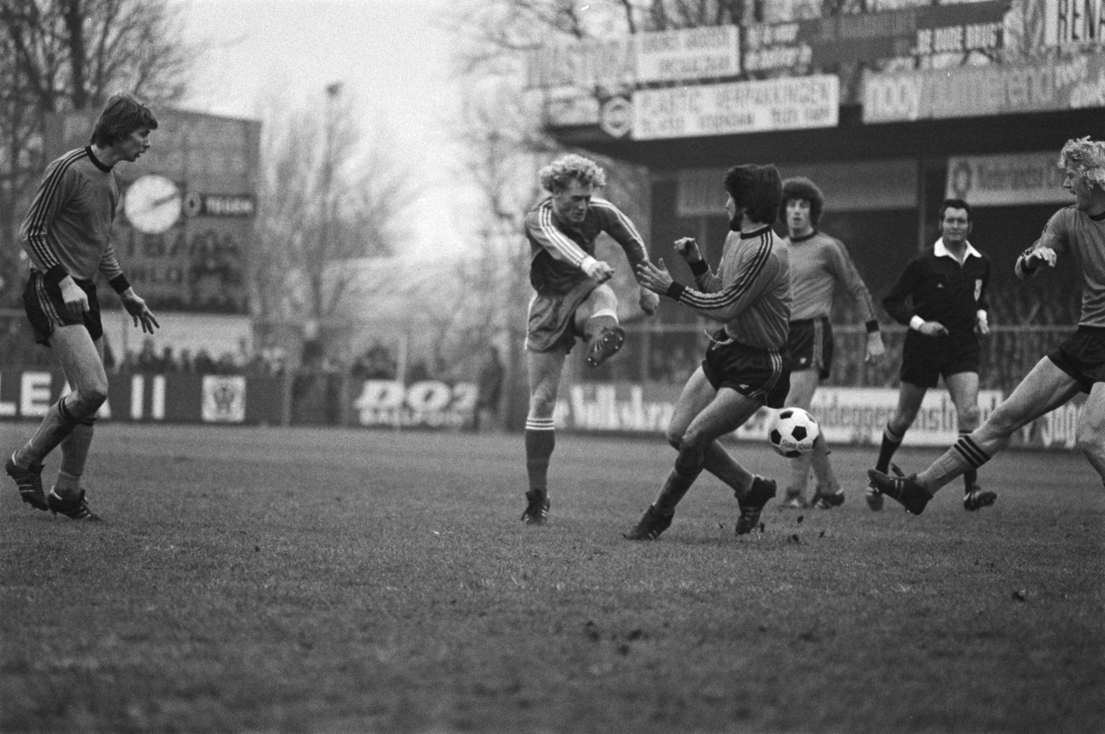Fotocollectie Anefo — Volendam tegen AZ67 2-1, Kist (l) schiet op Volendamdoel — Foto: Peters, Hans / Anefo. Licentie: Set B: Rechtenvrij / Publiek Domein. Bron: Nationaal Archief. http://hdl.handle.net/10648/aca86696-d0b4-102d-bcf8-003048976d84