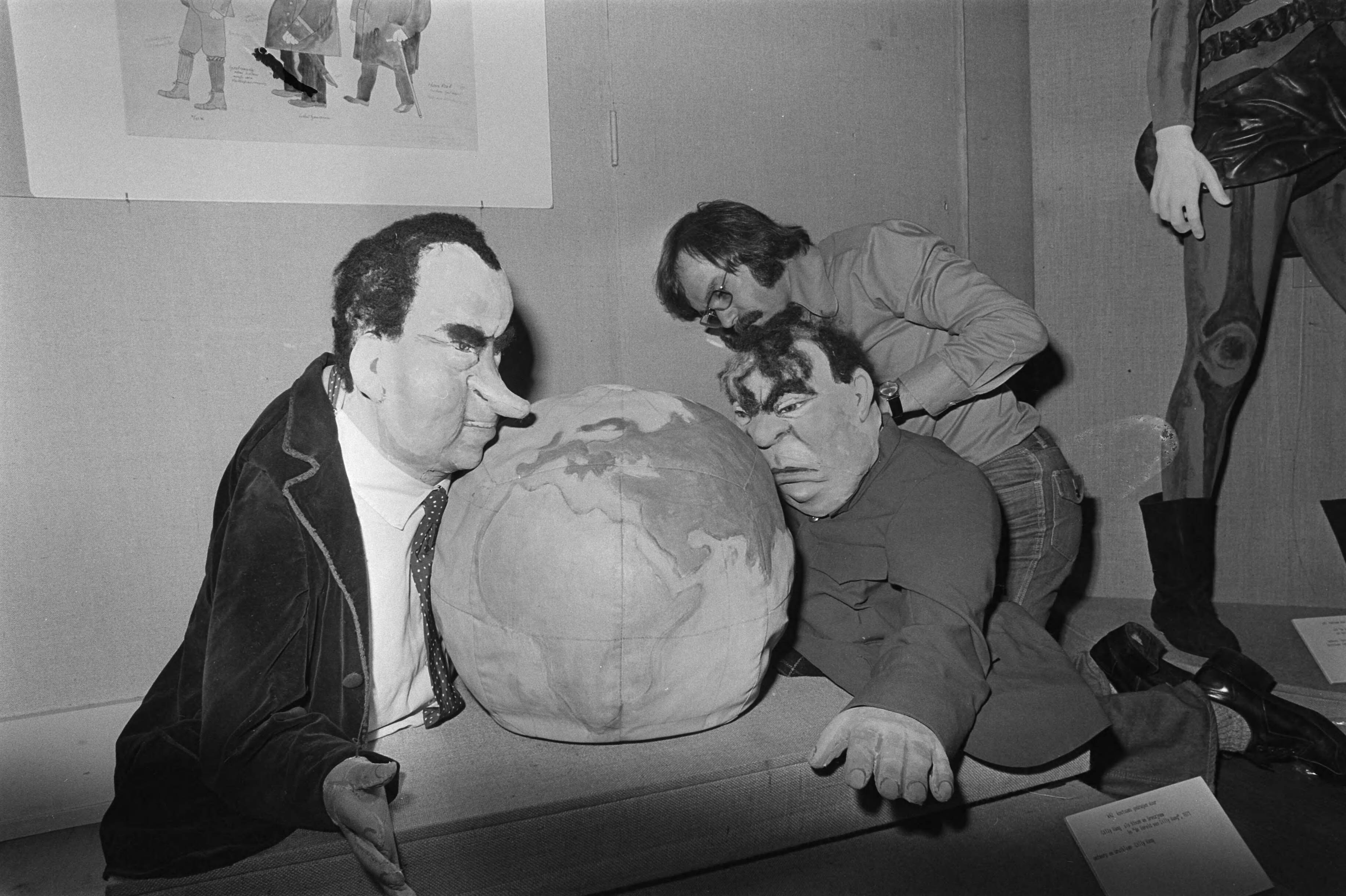 Fotocollectie Anefo — Tentoonstelling theaterkostuums "Goed in het pak" in Zeister Slot ; Nixon en Brezjnev met aardbol ontworpen door Cilli Wang uit prod. "De wereld van Cilli Wang" — Foto: Mieremet, Rob / Anefo. Licentie: Set B: Rechtenvrij / Publiek Domein. Bron: Nationaal Archief. http://hdl.handle.net/10648/ac7ae324-d0b4-102d-bcf8-003048976d84