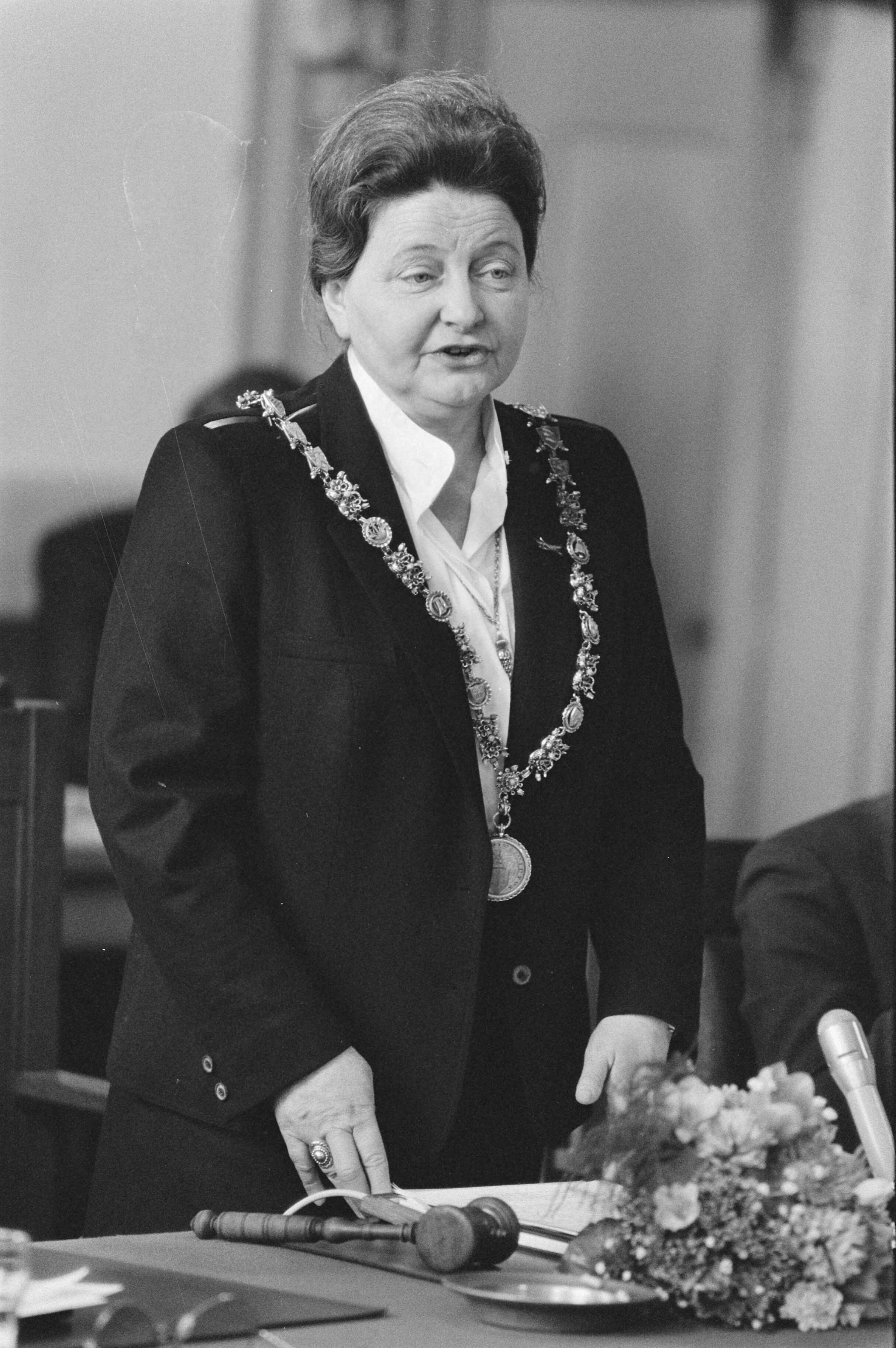 Fotocollectie Anefo — Nieuwe burgemeester van Haarlem; nieuwe burgemeester van Haarlem mevr. mr. E. M. A. Schmitz tijdens toespraak — Foto: Bogaerts, Rob / Anefo. Licentie: Set B: Rechtenvrij / Publiek Domein. Bron: Nationaal Archief. http://hdl.handle.net/10648/ad433c48-d0b4-102d-bcf8-003048976d84