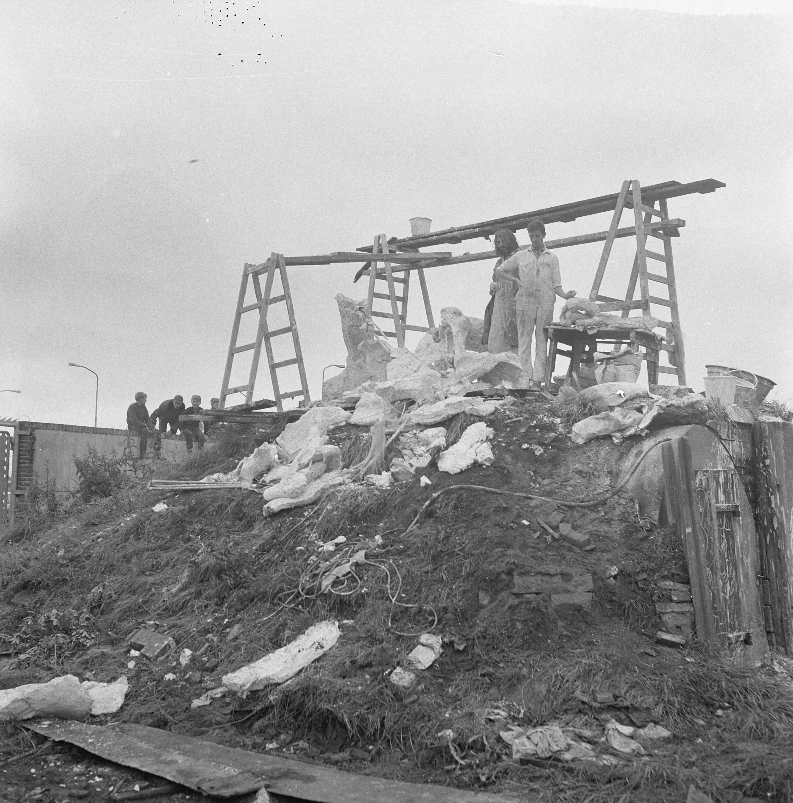 Fotocollectie Anefo — Drama om beeld in Zaandam van beeldhouwer Slavomir Militic: Militic legt de laatste hand aan gipsen beeld — Foto: Nijs, Jac. de / Anefo. Licentie: Set B: Rechtenvrij / Publiek Domein. Bron: Nationaal Archief. http://hdl.handle.net/10648/aa3b293e-d0b4-102d-bcf8-003048976d84