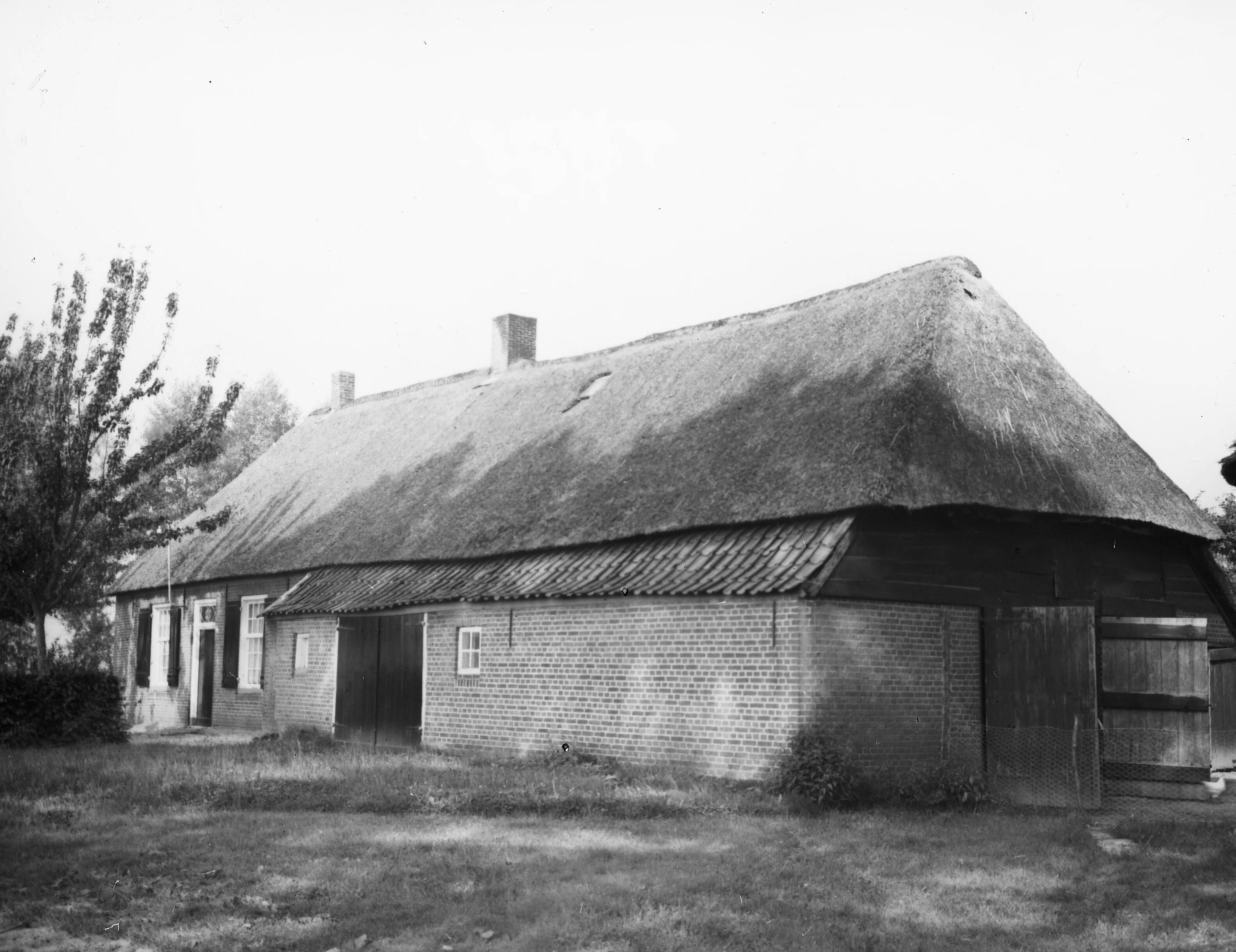 Fotocollectie Nederlandse Heidemaatschappij — Brabantse boerderij te Haaren — Foto: Fotograaf Onbekend / Heidemij. Licentie: Set B: Rechtenvrij / Publiek Domein. Bron: Nationaal Archief. http://hdl.handle.net/10648/ae4b0e90-d0b4-102d-bcf8-003048976d84