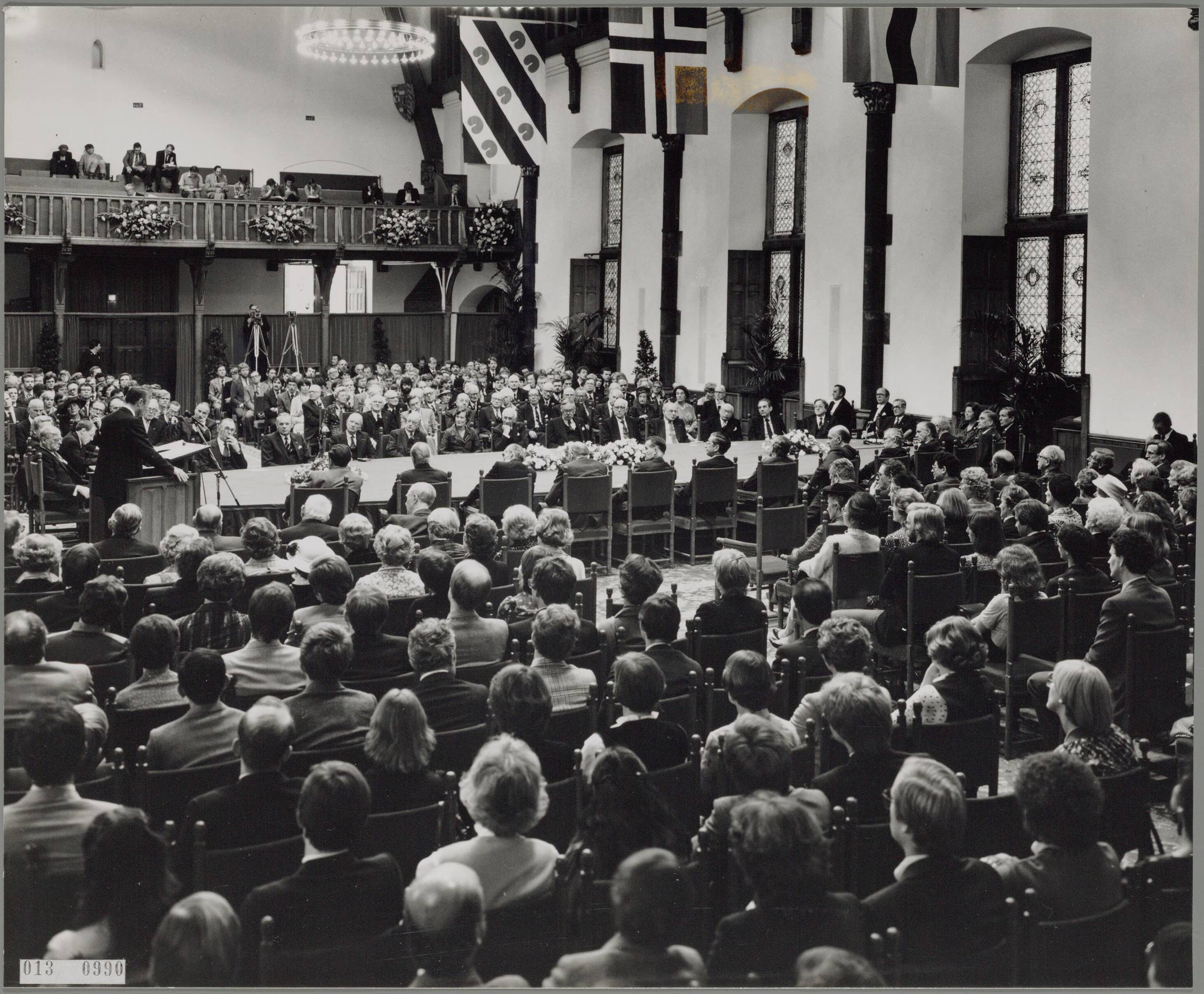 Buitengewone zitting van de Raad van State in de Ridderzaal te Den Haag ter gelegenheid van het feit dat dit orgaan 450 jaar geleden werd ingesteld — Foto: Hofmeester, Bart / RVD. — Licentie: Set B: Rechtenvrij / Publiek Domein. Bron: Nationaal Archief. http://hdl.handle.net/10648/afaa48e6-d0b4-102d-bcf8-003048976d84