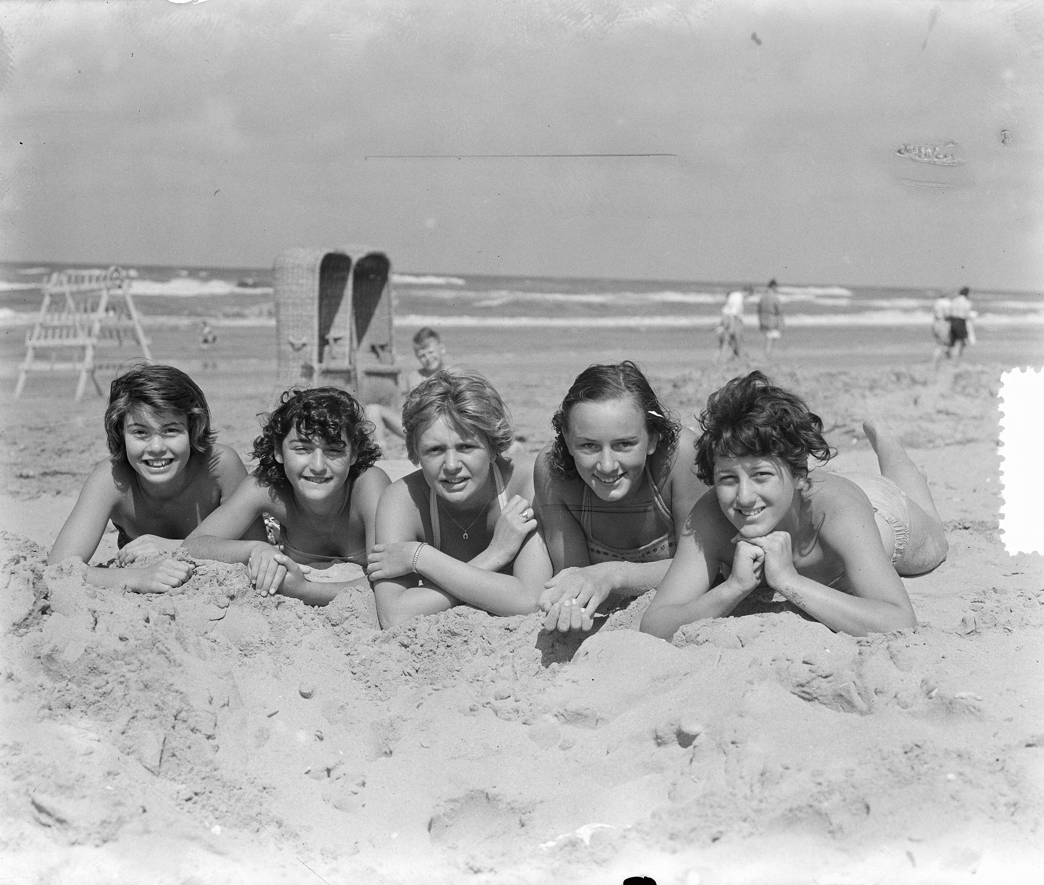 Fotocollectie Anefo — Strandplaatjes Zandvoort. Badschonen — Foto: Pot, Harry / Anefo. Licentie: Set B: Rechtenvrij / Publiek Domein. Bron: Nationaal Archief. http://hdl.handle.net/10648/a8fe4c36-d0b4-102d-bcf8-003048976d84