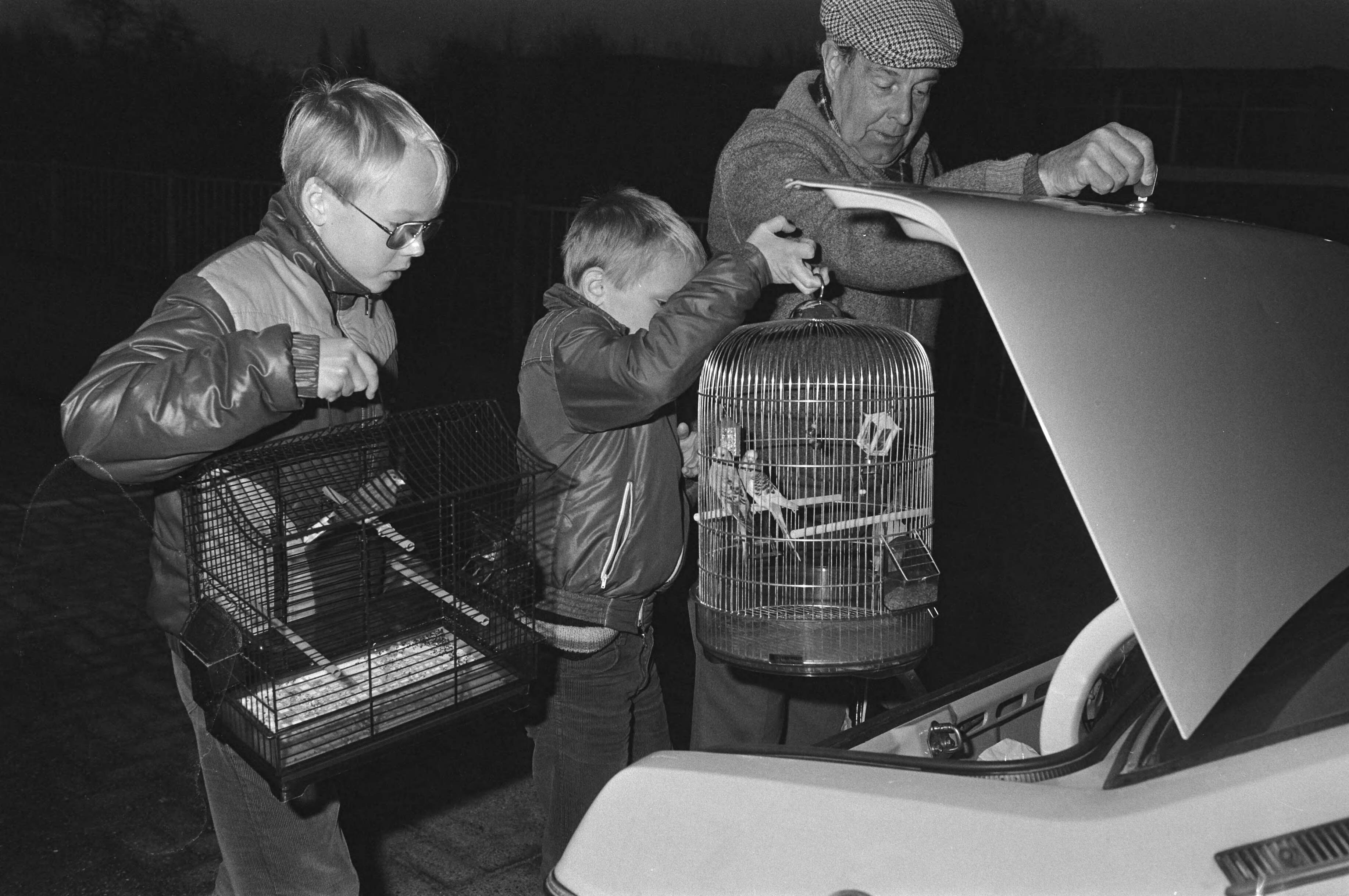 Onschadelijk maken van een vijfhonderdponds vliegtuigbom uit de Tweede Wereldoorlog in Bodegraven — Kinderen nemen hun vogelkooien mee bij de evacuatie van bewoners — Foto: Antonisse, Marcel / Anefo. Licentie: Set B: Rechtenvrij / Publiek Domein. Bron: Nationaal Archief. http://hdl.handle.net/10648/ad2548a0-d0b4-102d-bcf8-003048976d84