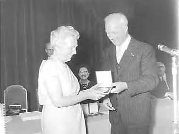 Fotocollectie Anefo — Uitreiking van de toneelprijzen 1958-1959 in de stadsschouwburg te Haarlem, Ida Wasserman en burgemeester Cremers — Foto: Bilsen, Joop van / Anefo. Licentie: Set B: Rechtenvrij / Publiek Domein. Bron: Nationaal Archief. http://hdl.handle.net/10648/a9954186-d0b4-102d-bcf8-003048976d84