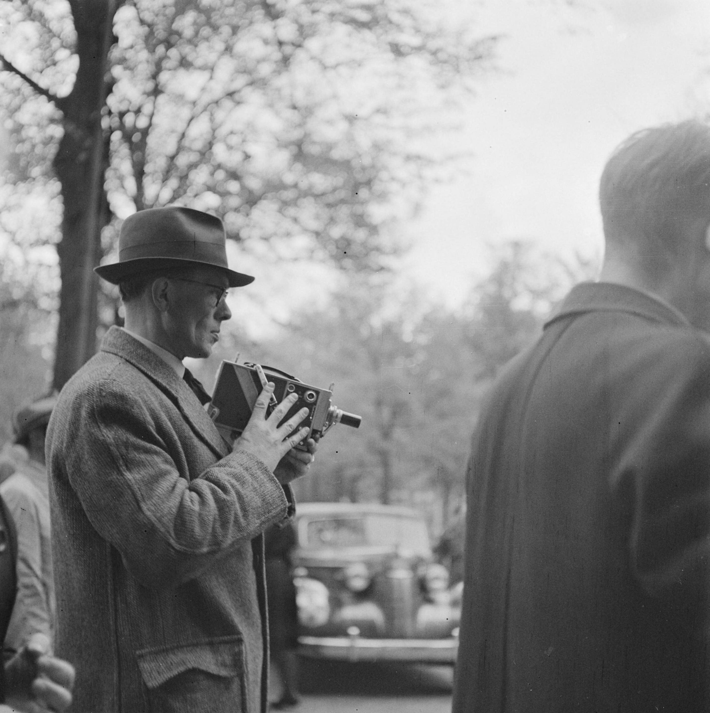 Bezoek van Eisenhower aan Paleis Lange Voorhout te Den Haag — [Man met filmcamera] — Foto: Fotograaf Onbekend / Anefo. Licentie: Set B: Rechtenvrij / Publiek Domein. Bron: Nationaal Archief. http://hdl.handle.net/10648/ac1cf624-d0b4-102d-bcf8-003048976d84