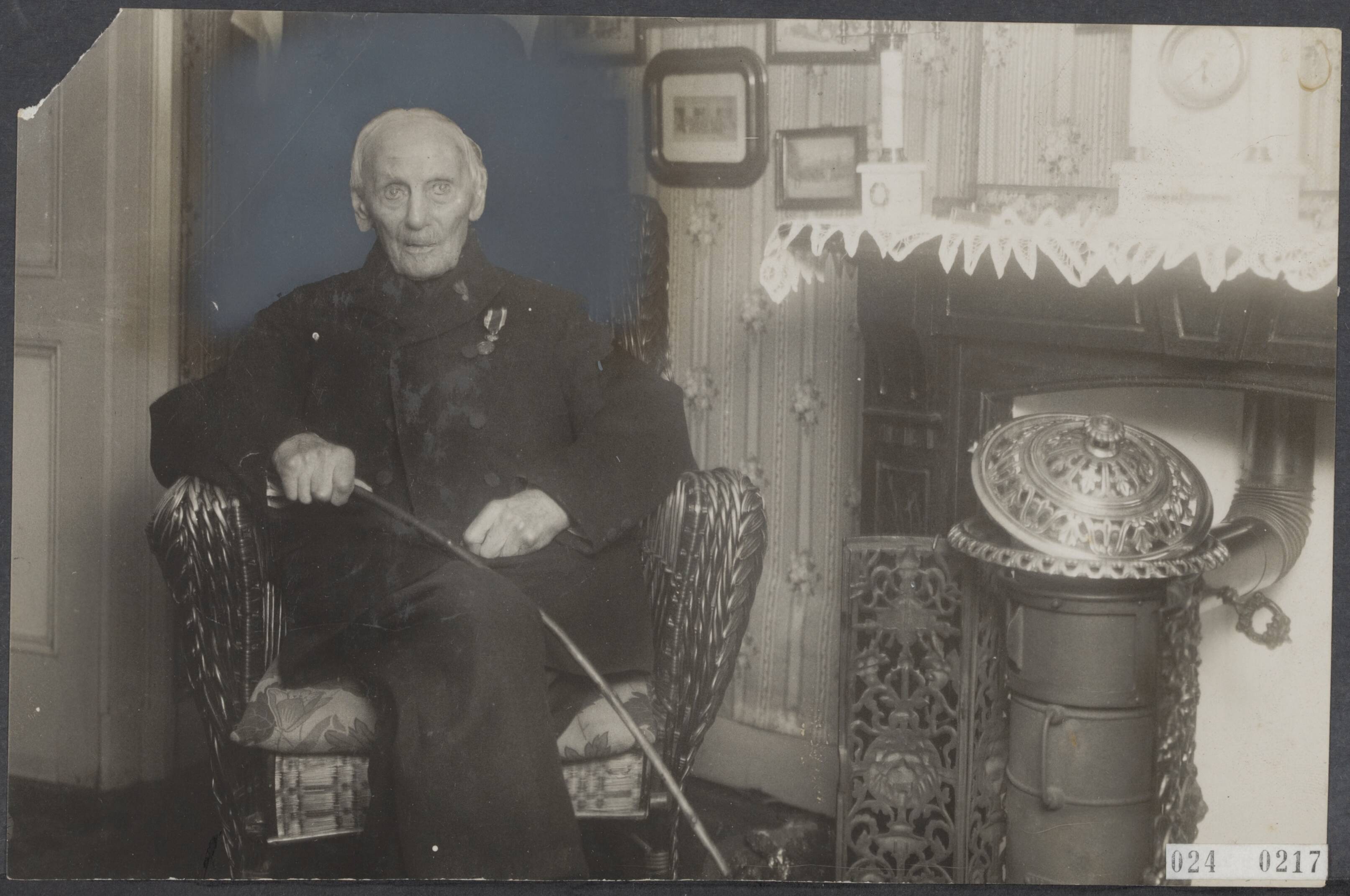 Fotocollectie Elsevier Binnenland — Bijschrift: "De oude heer Timp te Utrecht werd onlangs 102 jaar en mocht dit feit onder grote belangstelling van de zijde der genietroepen vieren. Hij was ruim 62 jaren militair" — Foto: Fotopersbureau "Holland". Licentie: Set B: Rechtenvrij / Publiek Domein. Bron: Nationaal Archief. http://hdl.handle.net/10648/add74c58-d0b4-102d-bcf8-003048976d84