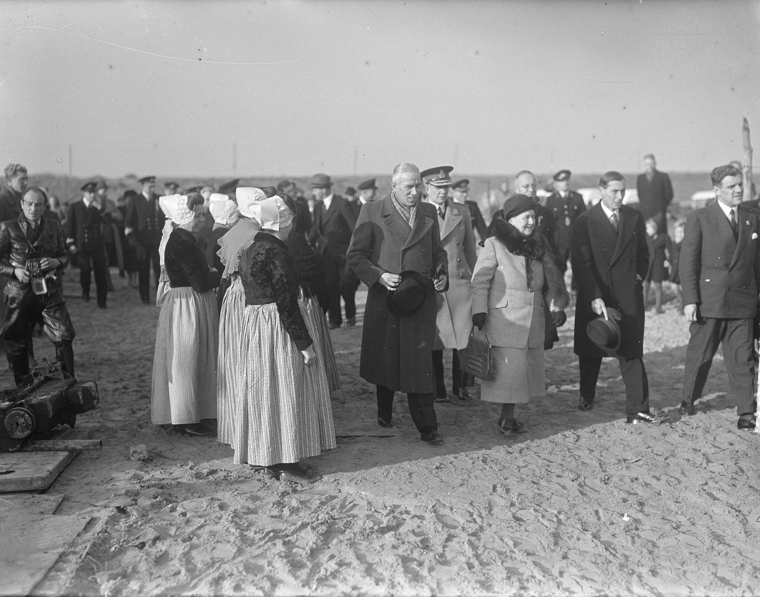 Fotocollectie Anefo — Boomplantdag te Westkapelle — Foto: Noske, J.D. / Anefo. Licentie: Set B: Rechtenvrij / Publiek Domein. Bron: Nationaal Archief. http://hdl.handle.net/10648/a8c03180-d0b4-102d-bcf8-003048976d84