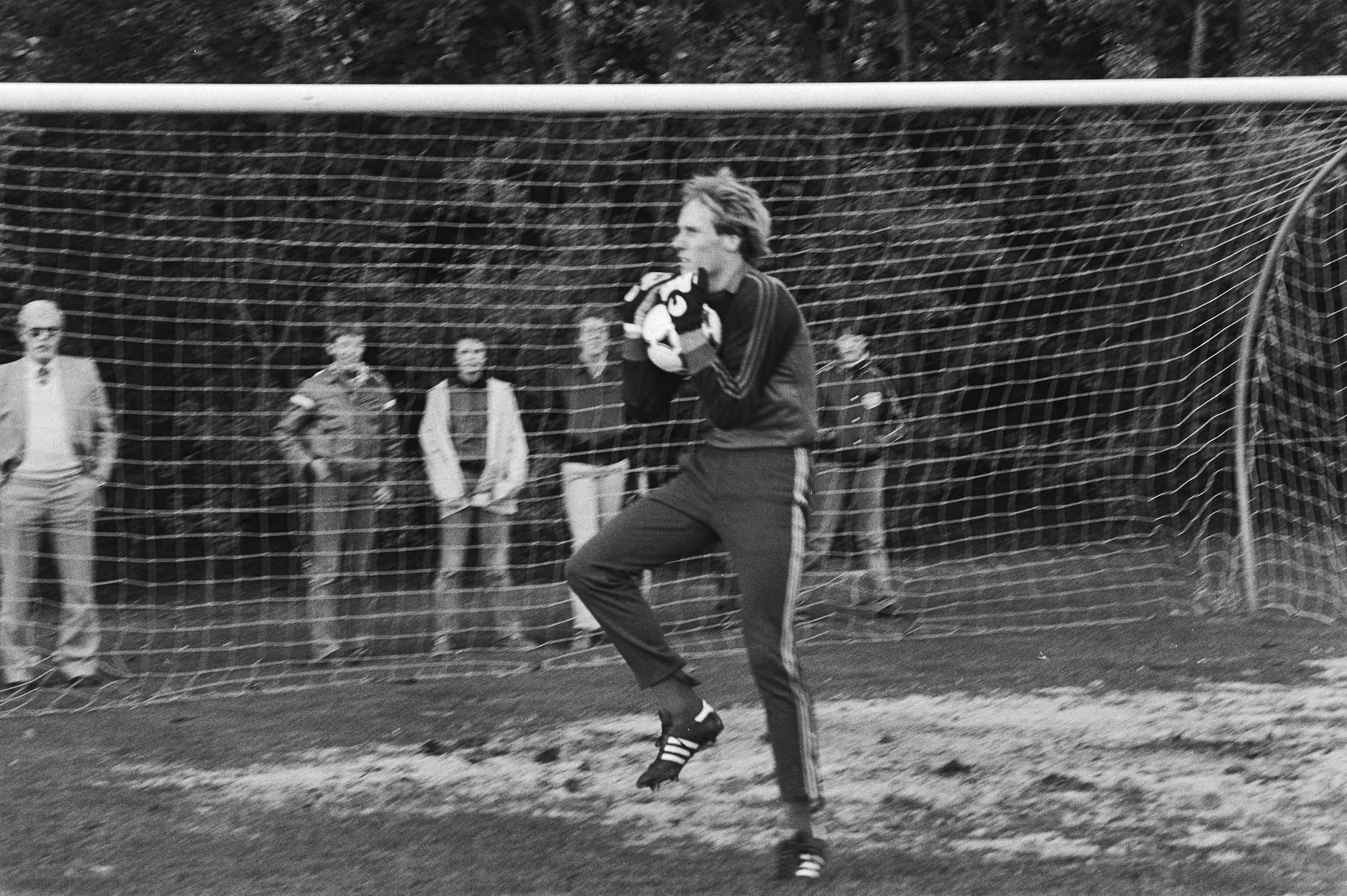 Fotocollectie Anefo — Nederlands elftal trainde vanmiddag in Zeist i.v.m. interland tegen West-Duitsland keeper Hans van Breukelen aan het trainen — Foto: Pereira, Fernando / Anefo. Licentie: Set B: Rechtenvrij / Publiek Domein. Bron: Nationaal Archief. http://hdl.handle.net/10648/acea5696-d0b4-102d-bcf8-003048976d84