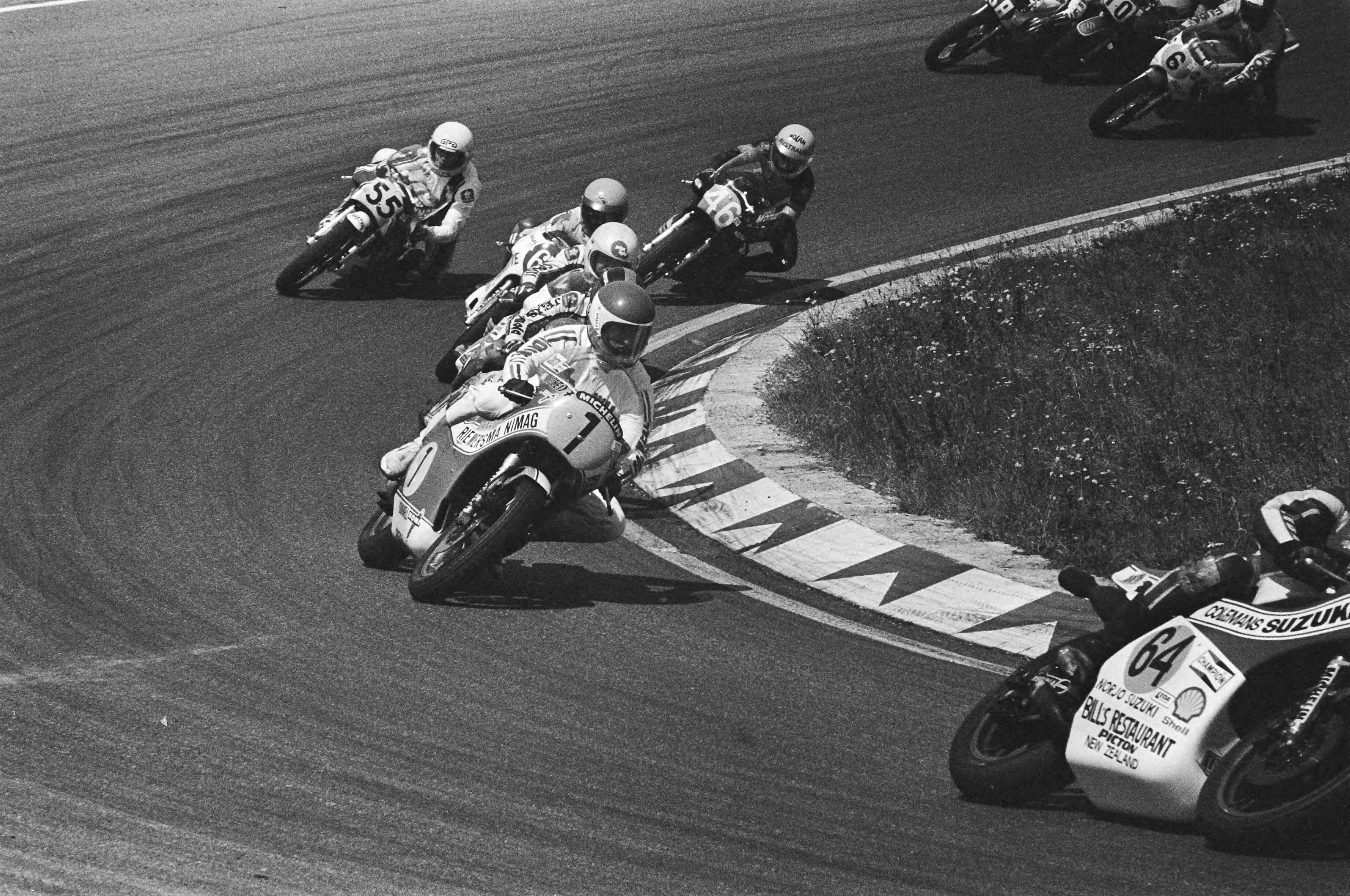 Fotocollectie Anefo — Motorraces op Zandvoort; Wil Hartog (1) op kop in de formule Super Class — Foto: Croes, Rob C. / Anefo. Licentie: Set B: Rechtenvrij / Publiek Domein. Bron: Nationaal Archief. http://hdl.handle.net/10648/ac9f2dd8-d0b4-102d-bcf8-003048976d84