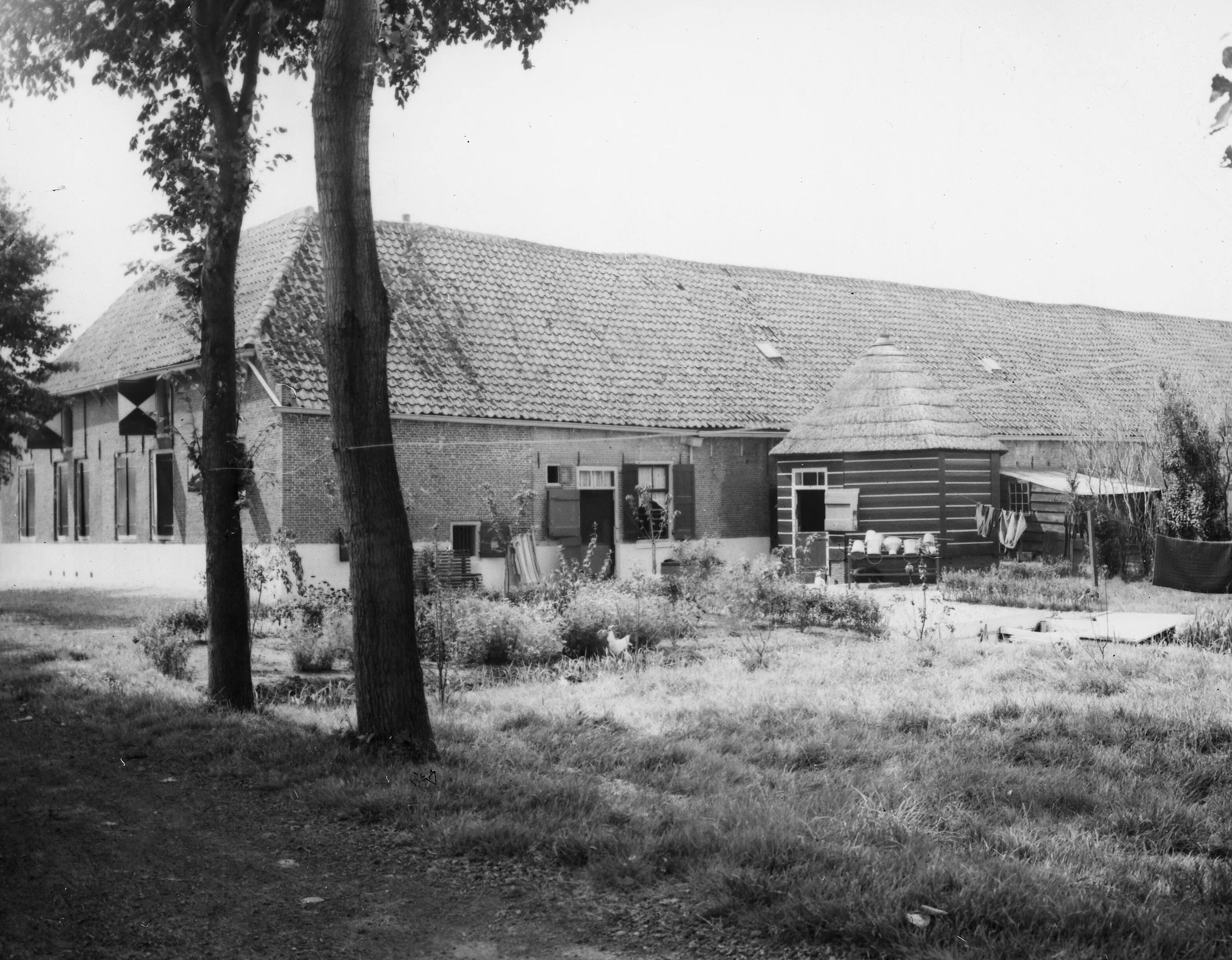 Fotocollectie Nederlandse Heidemaatschappij — Boerderij van het Frankische halletype te Zoetermeer — Foto: Fotograaf Onbekend / Heidemij. Licentie: Set B: Rechtenvrij / Publiek Domein. Bron: Nationaal Archief. http://hdl.handle.net/10648/ae4b12e6-d0b4-102d-bcf8-003048976d84
