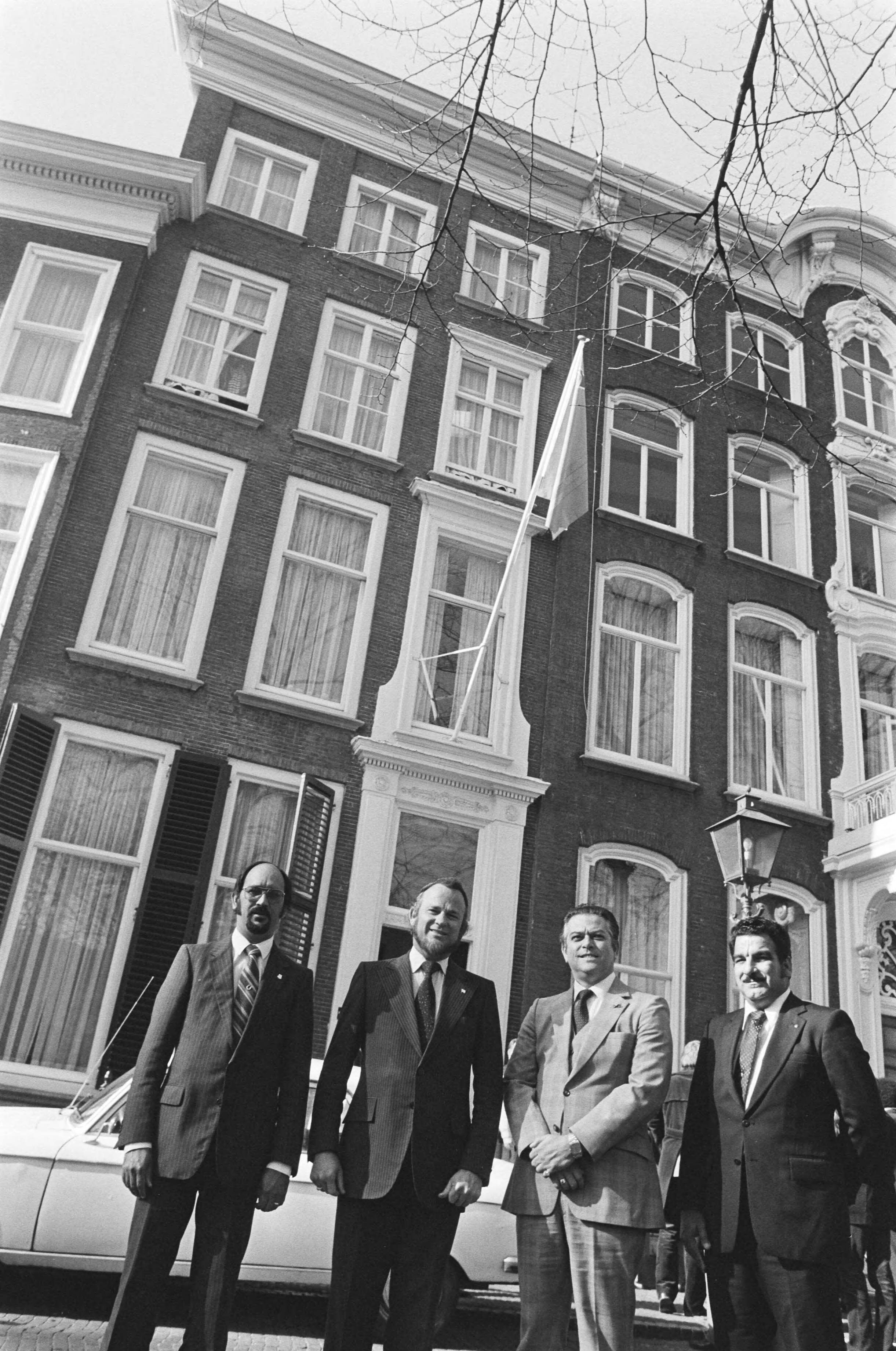 Fotocollectie Anefo — Opening "Aruba Huis" in Den Haag . Voor het "Aruba Huis" N. Oduber , Betico Croes , Efrain de Kort en Yarzagaray — Foto: Bogaerts, Rob / Anefo. Licentie: Set B: Rechtenvrij / Publiek Domein. Bron: Nationaal Archief. http://hdl.handle.net/10648/ad13b784-d0b4-102d-bcf8-003048976d84