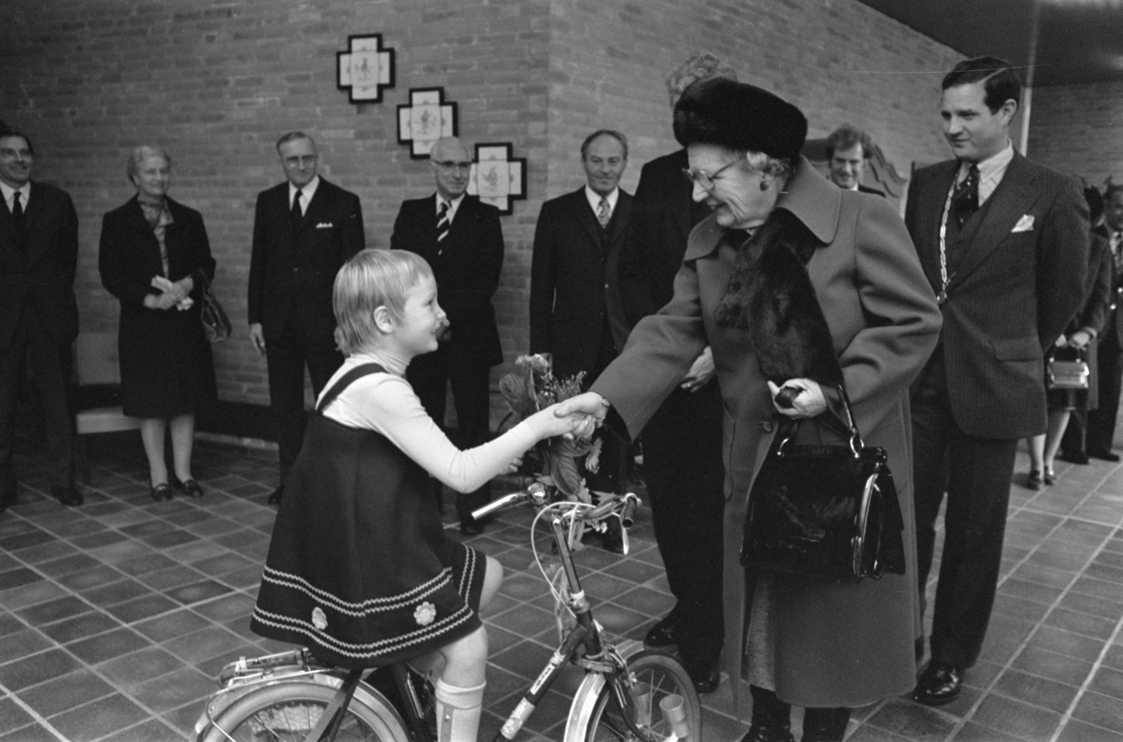 Fotocollectie Anefo — koningin Juliana bezoekt provincie Zeeland, aan het zeehospitium in Oostkapelle — Foto: Verhoeff, Bert / Anefo. Licentie: Set B: Rechtenvrij / Publiek Domein. Bron: Nationaal Archief. http://hdl.handle.net/10648/ac8e117e-d0b4-102d-bcf8-003048976d84