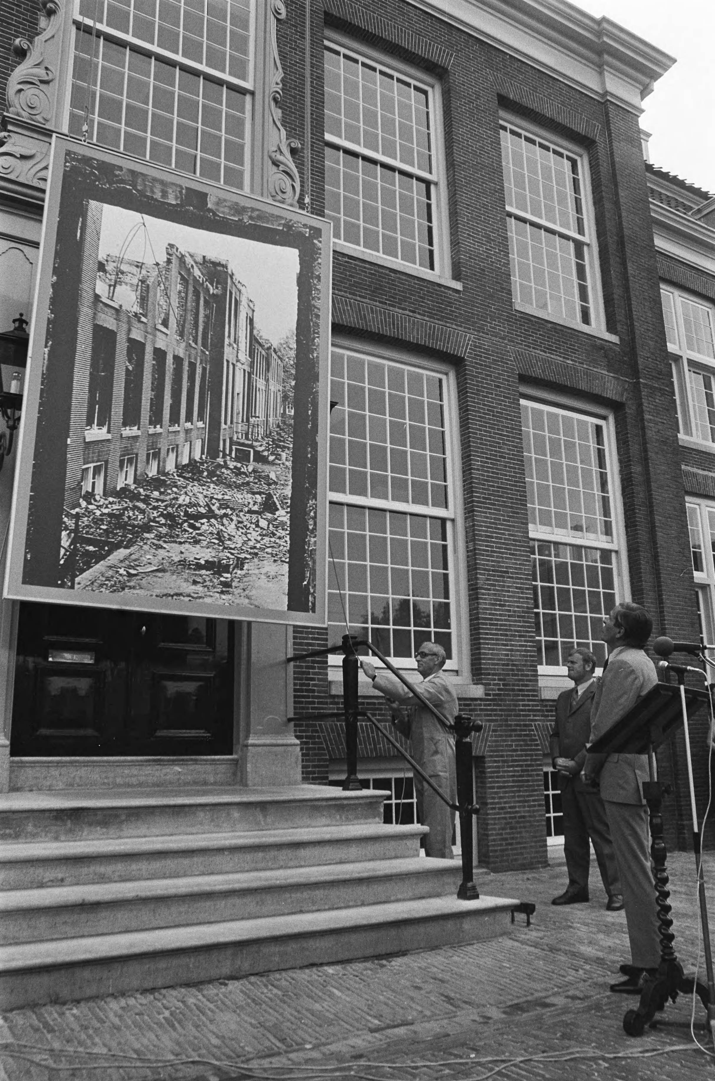 Fotocollectie Anefo — Prins Claus opent gebouw Rijksdienst voor de Monumentenzorg te Zeist — Foto: Verhoeff, Bert / Anefo. Licentie: Set B: Rechtenvrij / Publiek Domein. Bron: Nationaal Archief. http://hdl.handle.net/10648/ac355ef8-d0b4-102d-bcf8-003048976d84