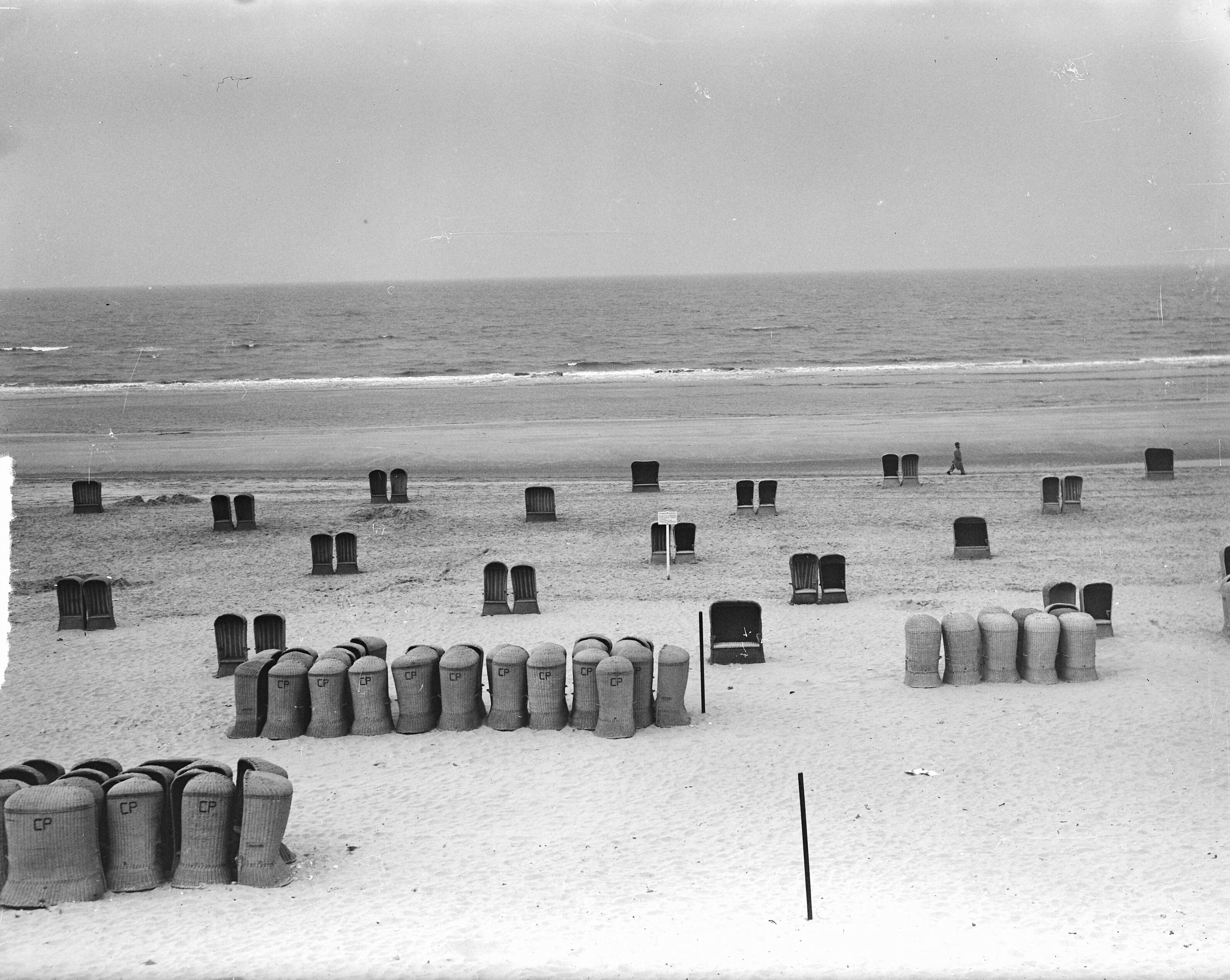 Fotocollectie Anefo — Zandvoort strandstoelen zonder gasten — Foto: Noske, J.D. / Anefo. Licentie: Set B: Rechtenvrij / Publiek Domein. Bron: Nationaal Archief. http://hdl.handle.net/10648/a8c932d0-d0b4-102d-bcf8-003048976d84