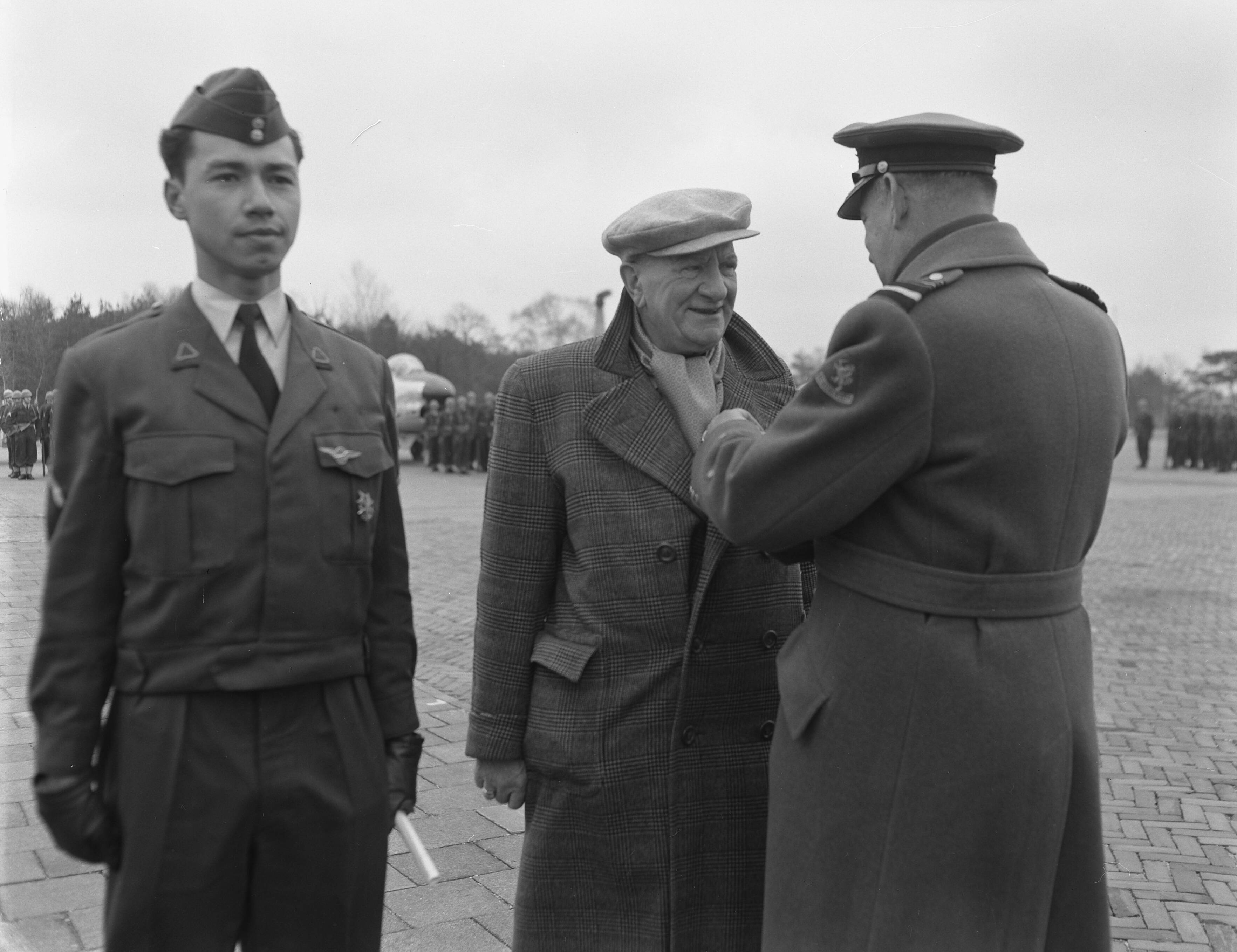 Fotocollectie Anefo — Groot militair vliegbrevet uitgereikt aan Nederlands eerste militaire vlieger, de 75-jarige Marinus van Meel, door de chef van de luchtmachtstaf luitenant-generaal Anton Baretta — Foto: Rossem, Wim van / Anefo. Licentie: Set B: Rechtenvrij / Publiek Domein. Bron: Nationaal Archief. http://hdl.handle.net/10648/a94418d8-d0b4-102d-bcf8-003048976d84