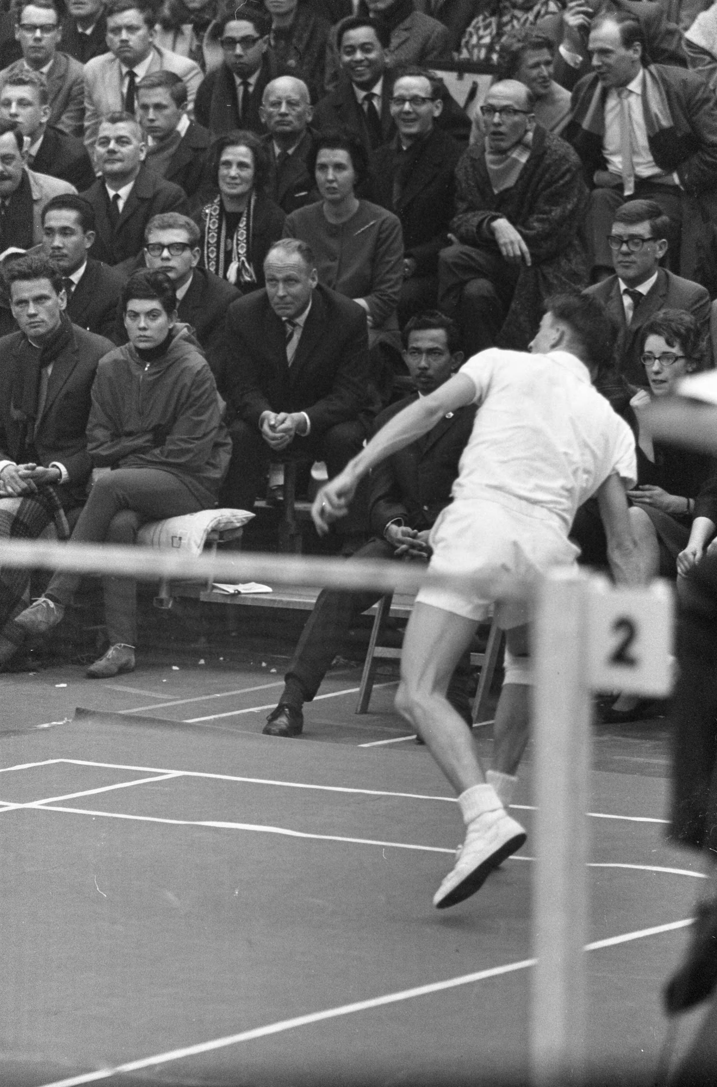 Fotocollectie Anefo — Internationale Badmintonkampioenschappen te Haarlem. Henning Borch (Denemarken) in aktie — Foto: Pot, Harry / Anefo. Licentie: Set B: Rechtenvrij / Publiek Domein. Bron: Nationaal Archief. http://hdl.handle.net/10648/aa29407a-d0b4-102d-bcf8-003048976d84