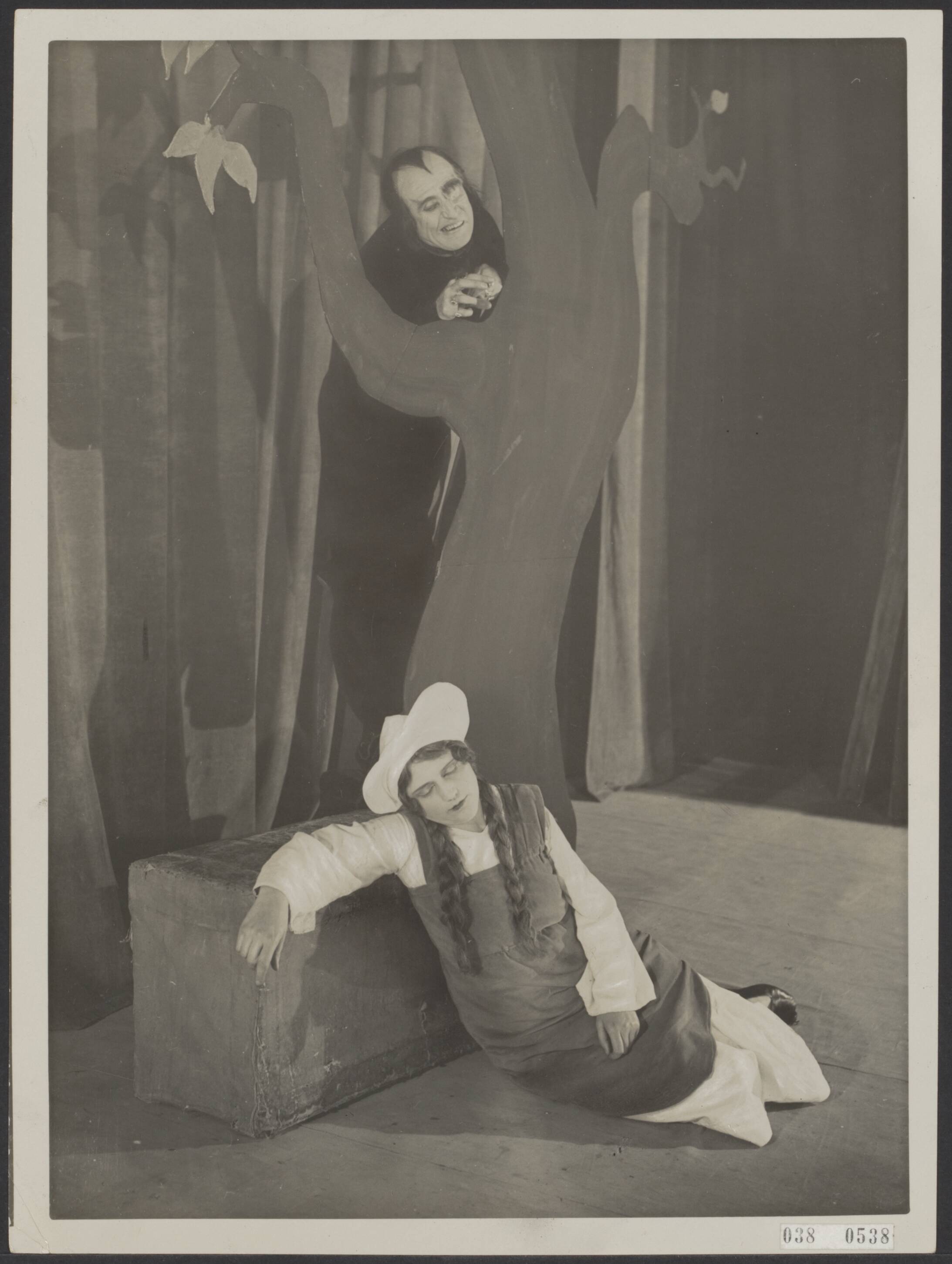 Fotocollectie Elsevier Binnenland — Generale repetitie van het Middeleeuws spel "Mariken van Niemeghen" in de schouwburg Jansweg te Haarlem door het gezelschap van de N.V. "Theater" onder directie van dr. Wijnand Frans. Mariken (Corry Rozendaal) en de duvel (Pierre Balledux) — Foto: N.V. Polygoon. Licentie: Set B: Rechtenvrij / Publiek Domein. Bron: Nationaal Archief. http://hdl.handle.net/10648/adf1e194-d0b4-102d-bcf8-003048976d84