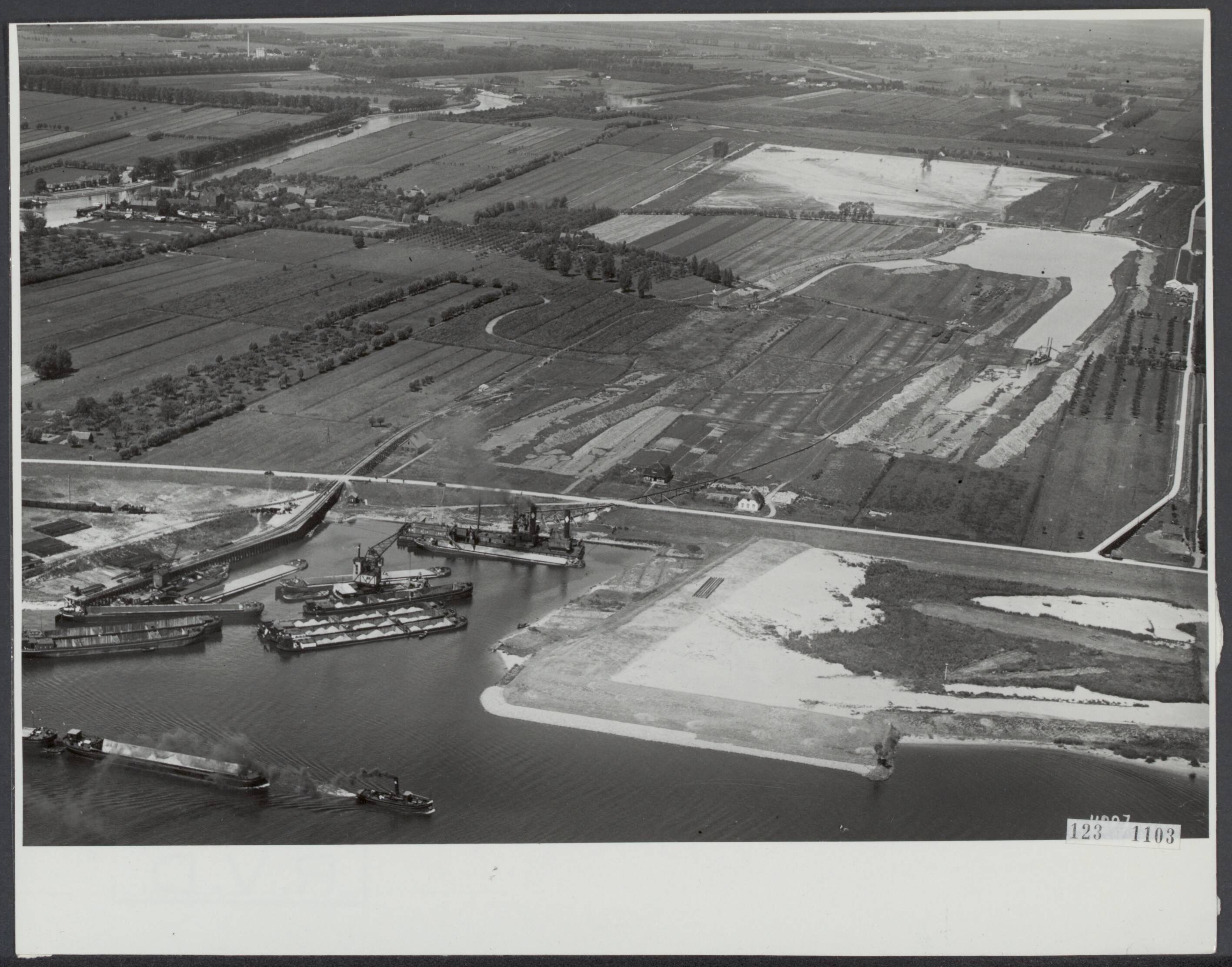Fotocollectie Rijksvoorlichtingsdienst Eigen — Luchtopname. Bouw van de sluis te Vreeswijk — Foto: KLM Aerocarto / Rechtenvrij. Licentie: Set B: Rechtenvrij / Publiek Domein. Bron: Nationaal Archief. http://hdl.handle.net/10648/af2fe268-d0b4-102d-bcf8-003048976d84