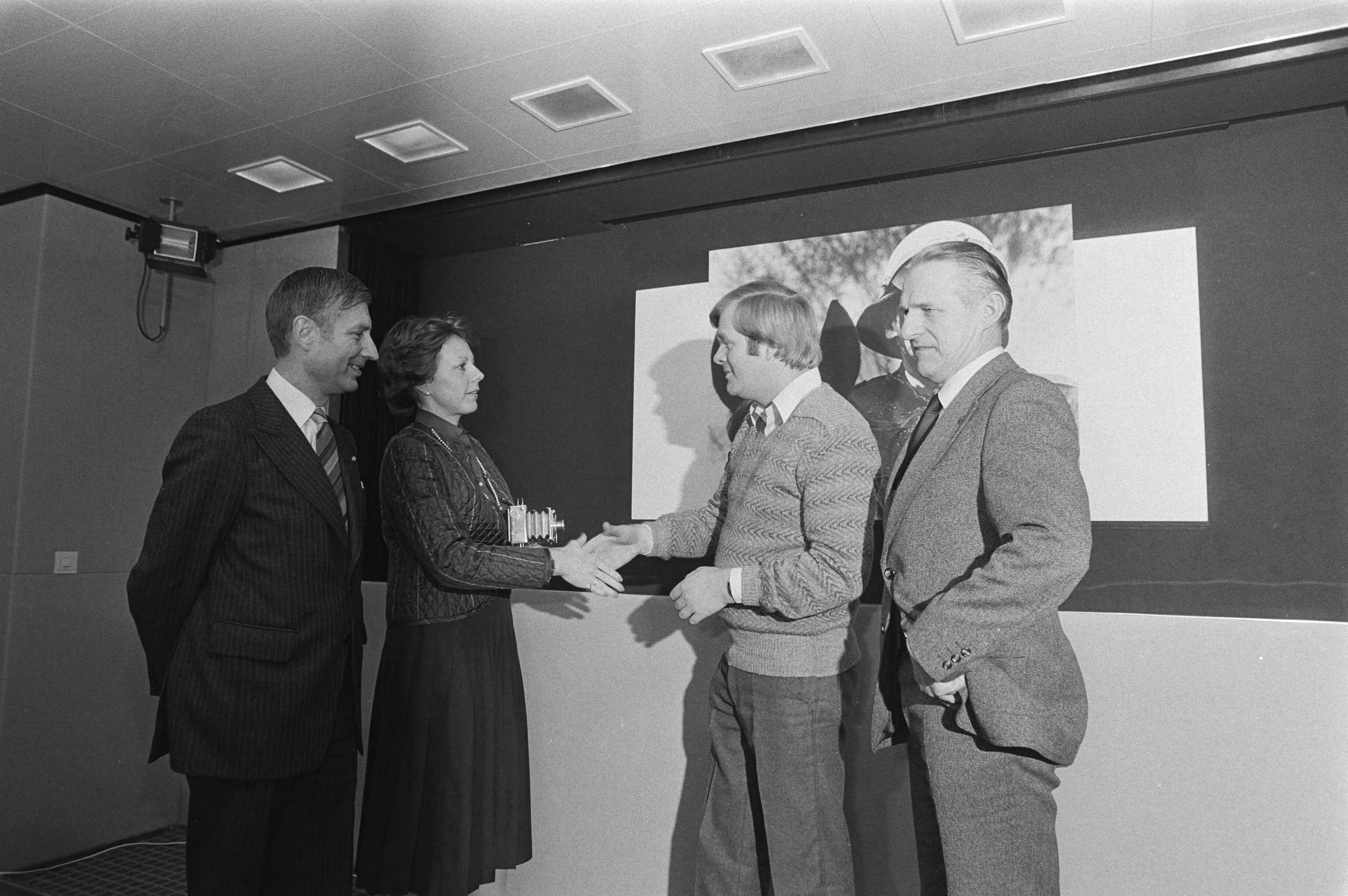 Fotocollectie Anefo — Uitreiking Zilveren Camera door Premier Van Agt op Schiphol aan ANP-fotograaf Paul Stolk — Foto: Dijk, Hans van / Anefo. Licentie: Set B: Rechtenvrij / Publiek Domein. Bron: Nationaal Archief. http://hdl.handle.net/10648/acf0bebe-d0b4-102d-bcf8-003048976d84