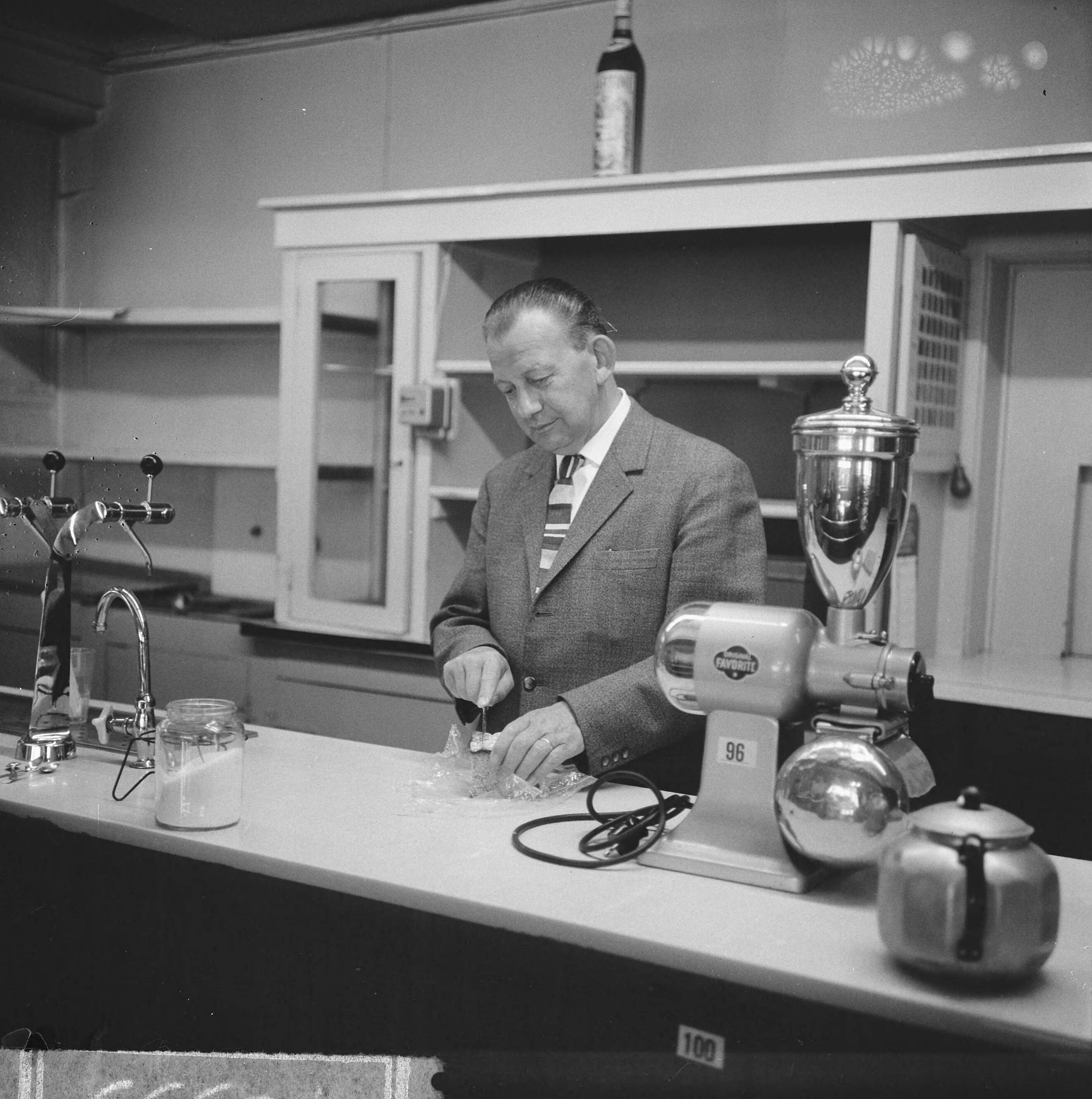 Fotocollectie Anefo — Restaurant "De Groene Weide" te Leeuwarden gaat weg, de heer T.B. Havinga voormalig directeur snijdt een kruidkoek aan — Foto: Nijs, Jac. de / Anefo. Licentie: Set B: Rechtenvrij / Publiek Domein. Bron: Nationaal Archief. http://hdl.handle.net/10648/aaac9830-d0b4-102d-bcf8-003048976d84