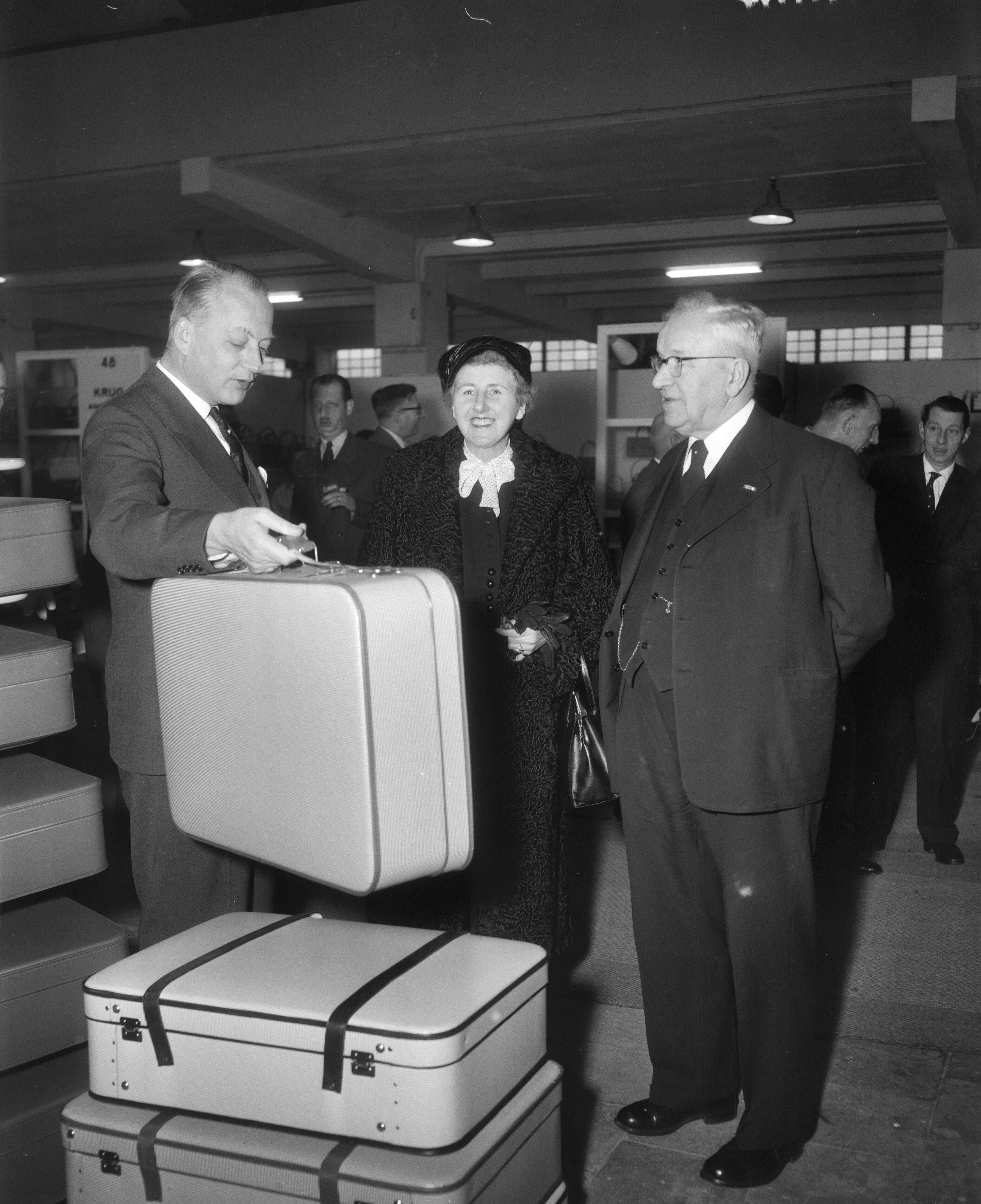 Fotocollectie Anefo — Opening vijfde wintervakbeurs voor lederwaren etc. te Utrecht door burgemeester mr. C. J. A. de Ranitz — Foto: Pot, Harry / Anefo. Licentie: Set B: Rechtenvrij / Publiek Domein. Bron: Nationaal Archief. http://hdl.handle.net/10648/a9721e0e-d0b4-102d-bcf8-003048976d84