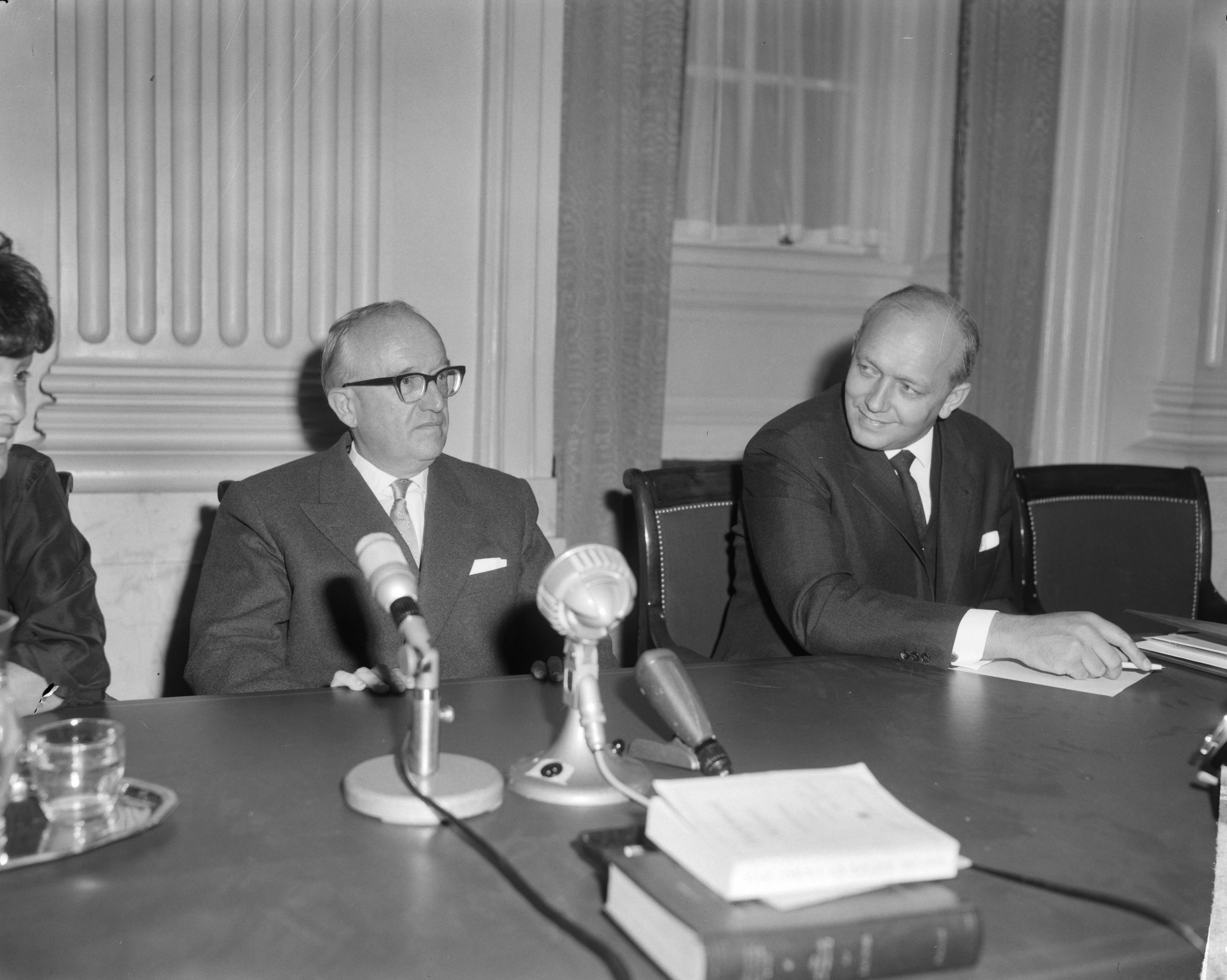 Fotocollectie Anefo — Ministersconferentie van de West Europese Unie in Den Haag. Persconferentie in vergaderzaal Tweede Kamer? — Foto: Bilsen, Joop van / Anefo. Licentie: Set B: Rechtenvrij / Publiek Domein. Bron: Nationaal Archief. http://hdl.handle.net/10648/aa4b3a36-d0b4-102d-bcf8-003048976d84