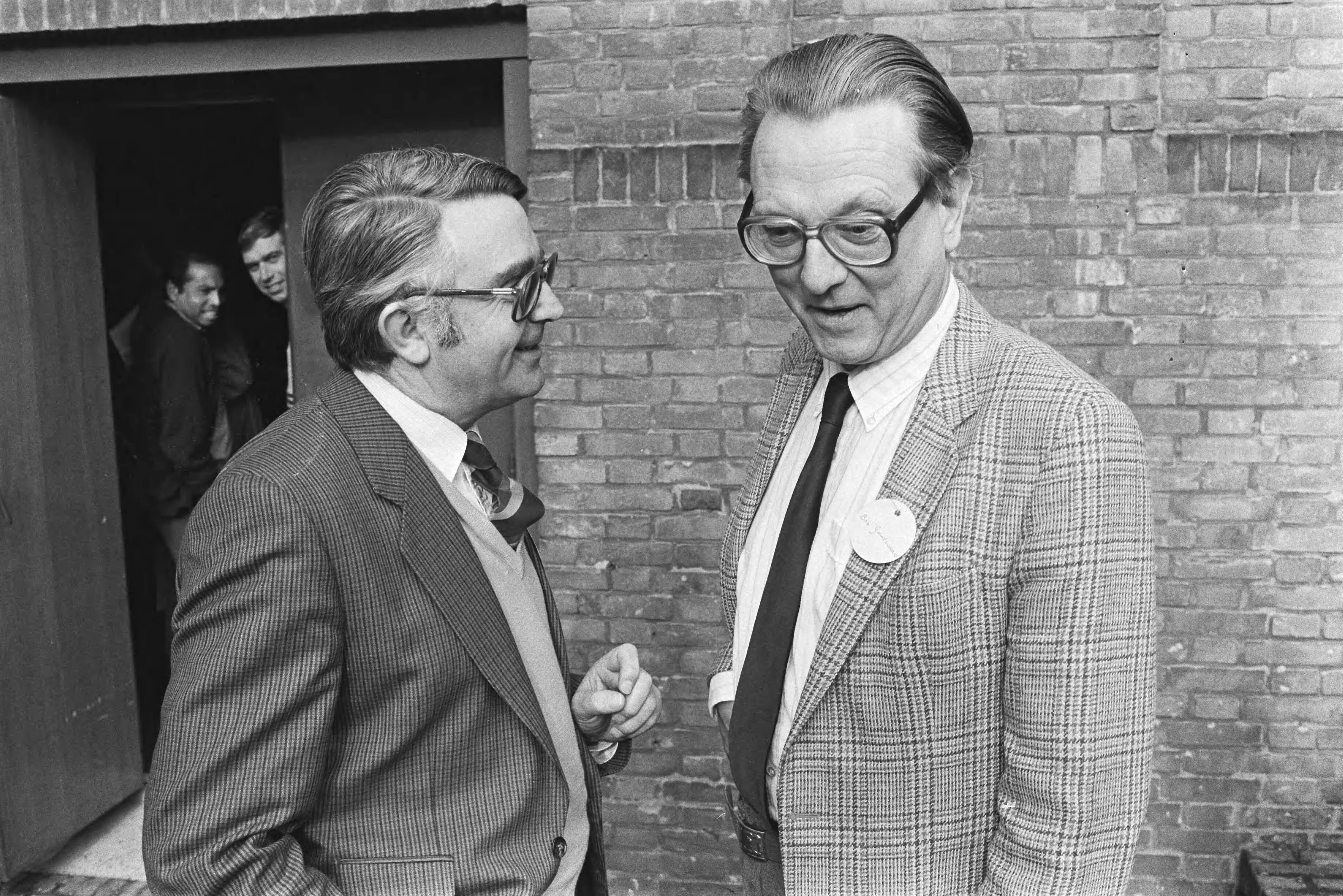Fotocollectie Anefo — Oprichtingsvergadering "Platform voor vrede en Solidariteit in Ede door ex-CDA-leden Dijkman en Scholten; prof. dr. Bob Goudzwaard — Foto: Antonisse, Marcel / Anefo. Licentie: Set B: Rechtenvrij / Publiek Domein. Bron: Nationaal Archief. http://hdl.handle.net/10648/ad341ee8-d0b4-102d-bcf8-003048976d84