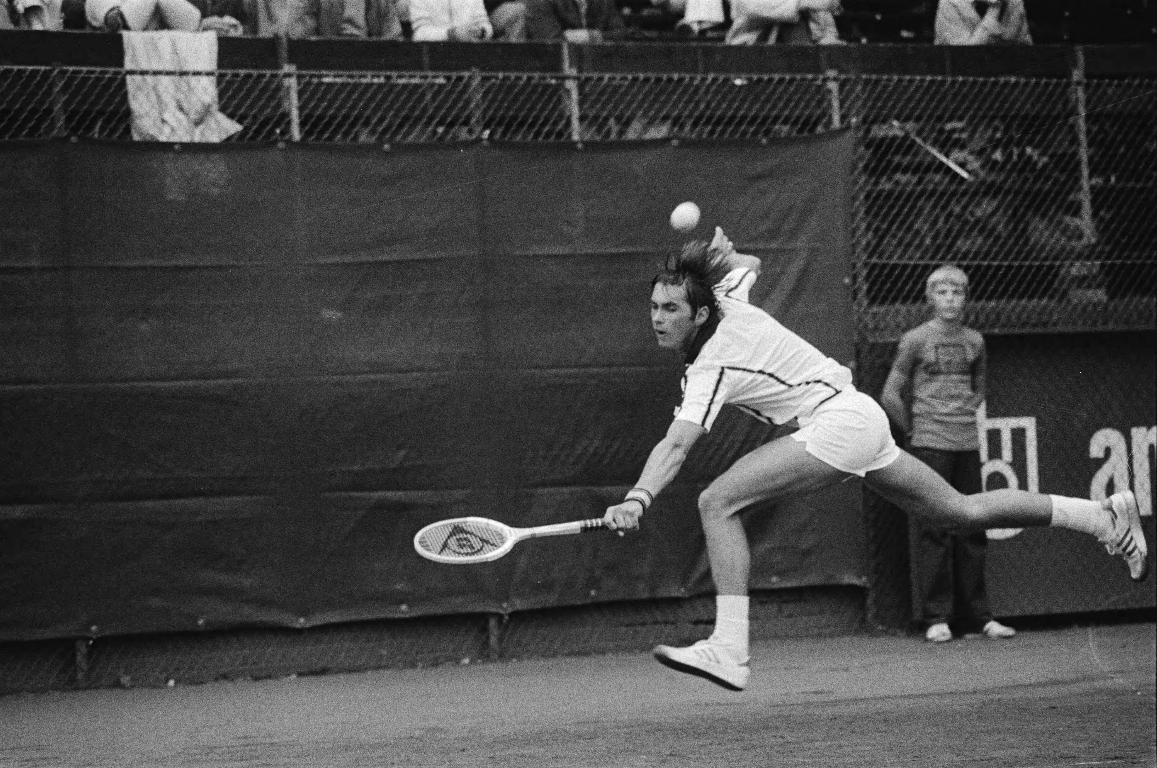 Internationale Tenniswedstrijden Melkhuisje 1979 — Theo Gorter in aktie — Foto: Suyk, Koen / Anefo. Licentie: Set B: Rechtenvrij / Publiek Domein. Bron: Nationaal Archief. http://hdl.handle.net/10648/acce0c2a-d0b4-102d-bcf8-003048976d84