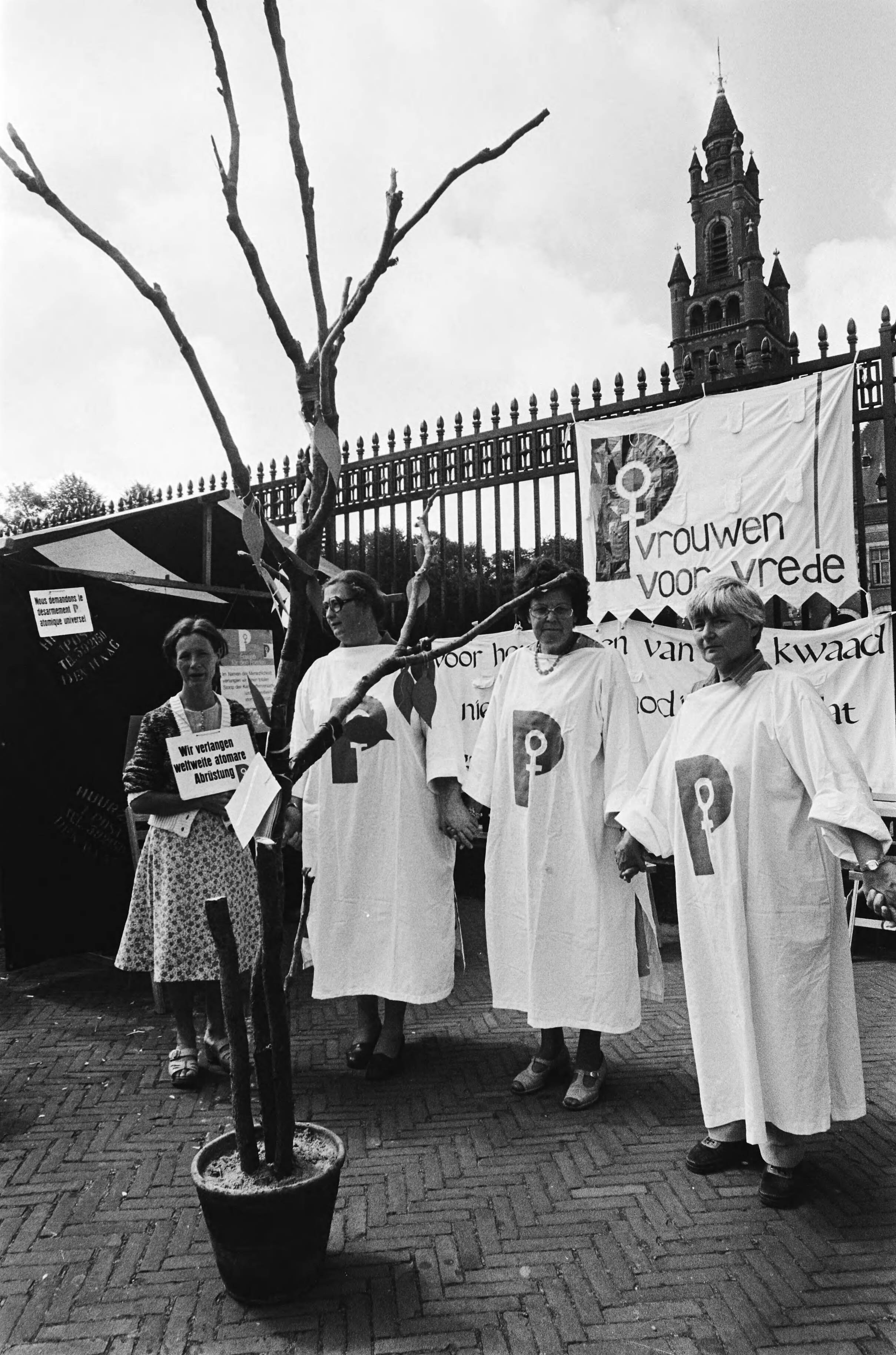 Fotocollectie Anefo — Demonstratie van Vrouwen voor Vrede voor het Vredespaleis in Den Haag omdat 35 jaar geleden de atoombom op Hiroshima viel — Foto: Dijk, Hans van / Anefo. Licentie: Set B: Rechtenvrij / Publiek Domein. Bron: Nationaal Archief. http://hdl.handle.net/10648/ace50bc8-d0b4-102d-bcf8-003048976d84