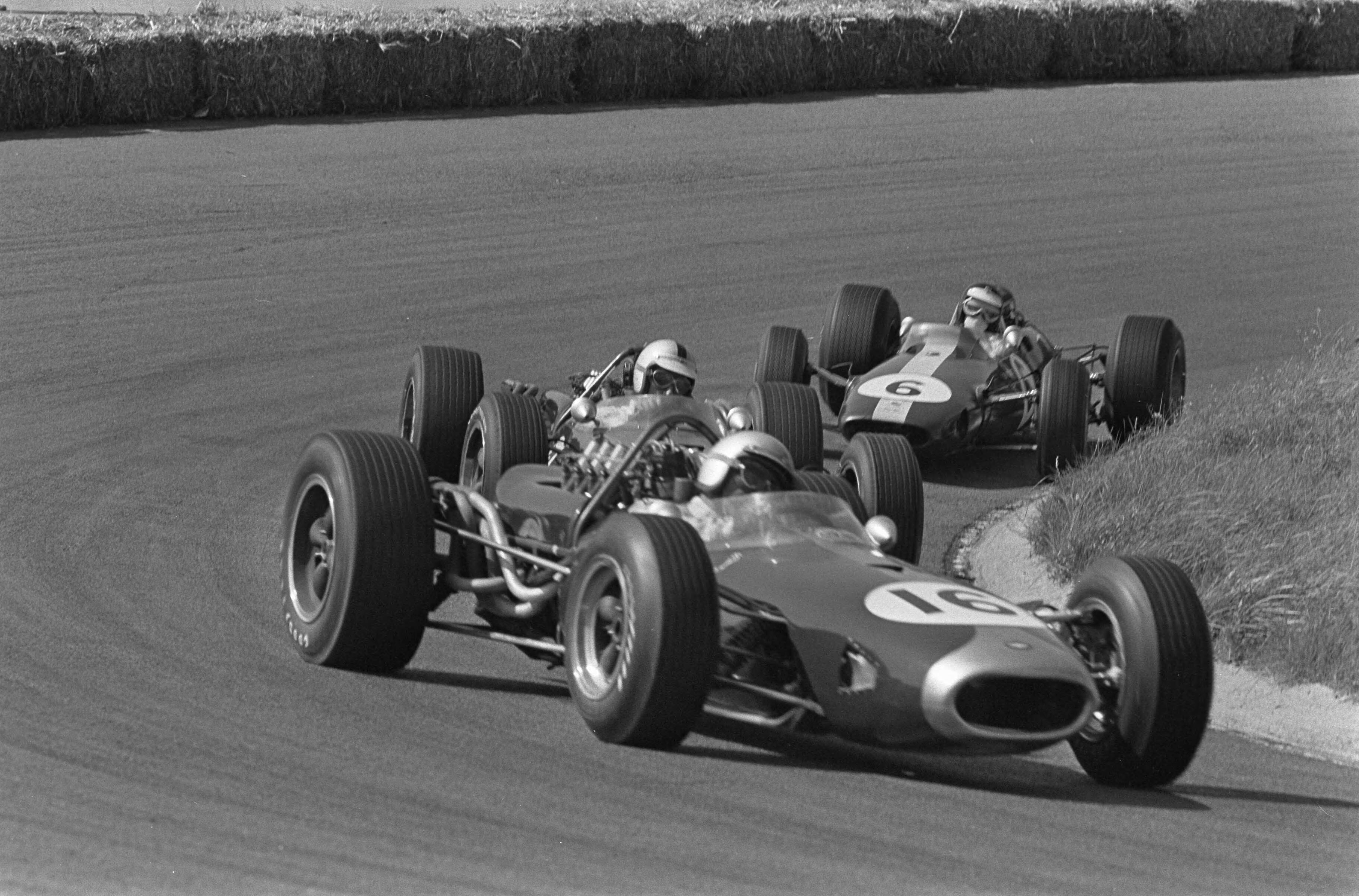 Fotocollectie Anefo — Grand Prix te Zandvoort, wagens tijdens de race. Jack Brabham (16) aan de leiding, gevolgd door Denny Hulme (18) en Jim Clark (6) — Foto: Koch, Eric / Anefo. Licentie: Set B: Rechtenvrij / Publiek Domein. Bron: Nationaal Archief. http://hdl.handle.net/10648/aaf3d042-d0b4-102d-bcf8-003048976d84